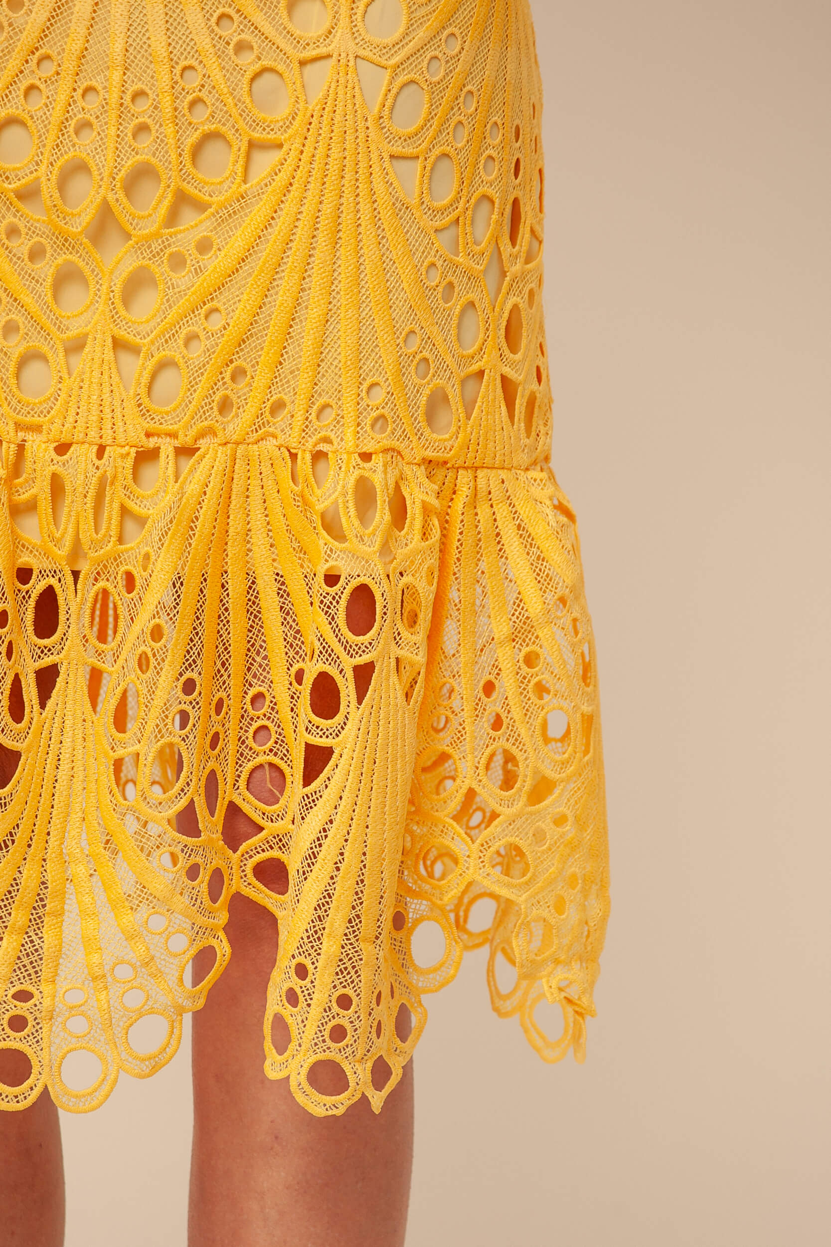 9034667 - Vestido Guipure Curto Saia Barrado AMARELO