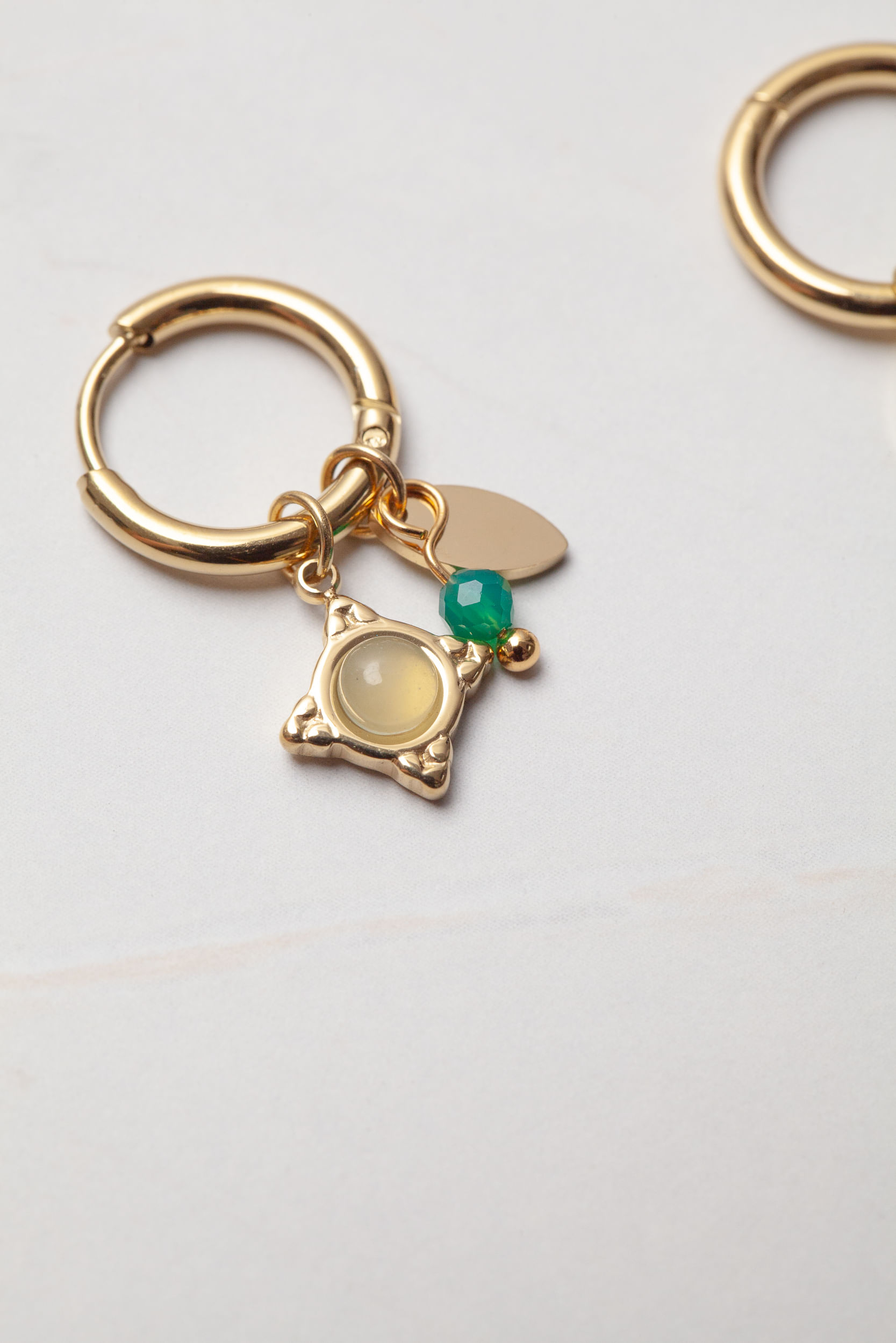 Brinco Argola com Pingentes DOURADO Brinco Argola com Pingentes DOURADO