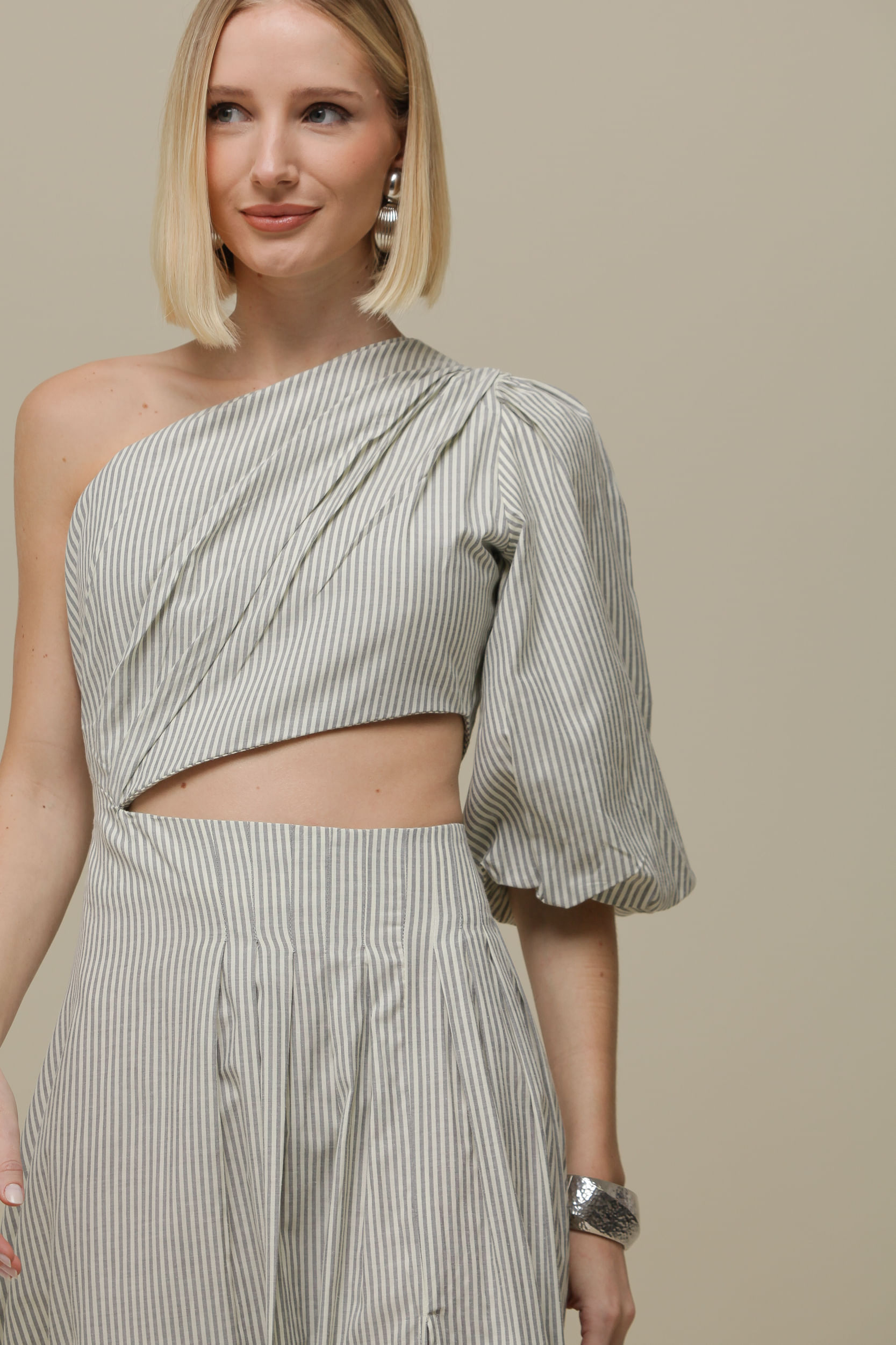 9036177 - Vestido Longo Uma Manga Assimétrico Listrado CINZA