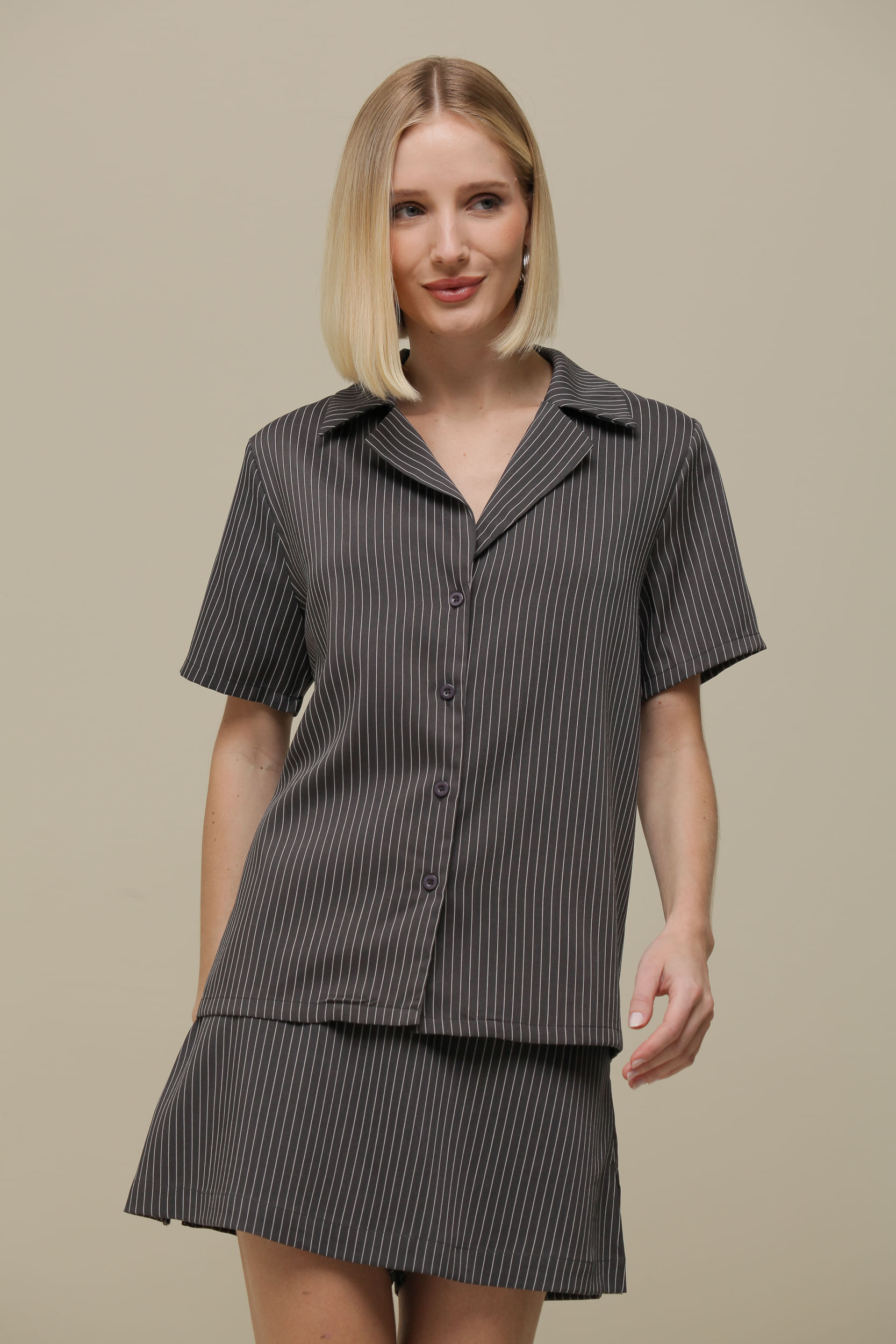 9036284 - Camisa Curta Risca de Giz  CINZA