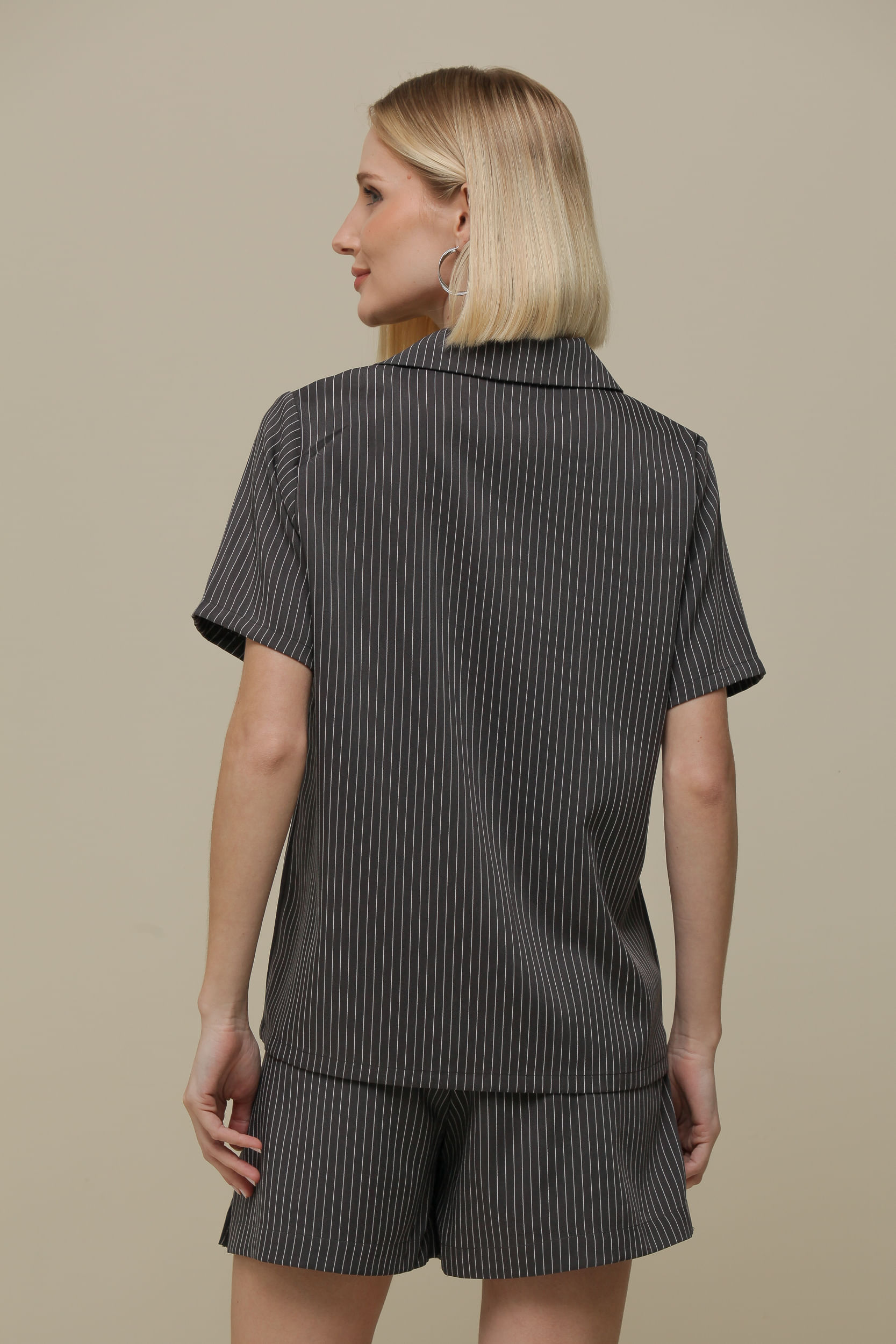 9036284 - Camisa Curta Risca de Giz  CINZA
