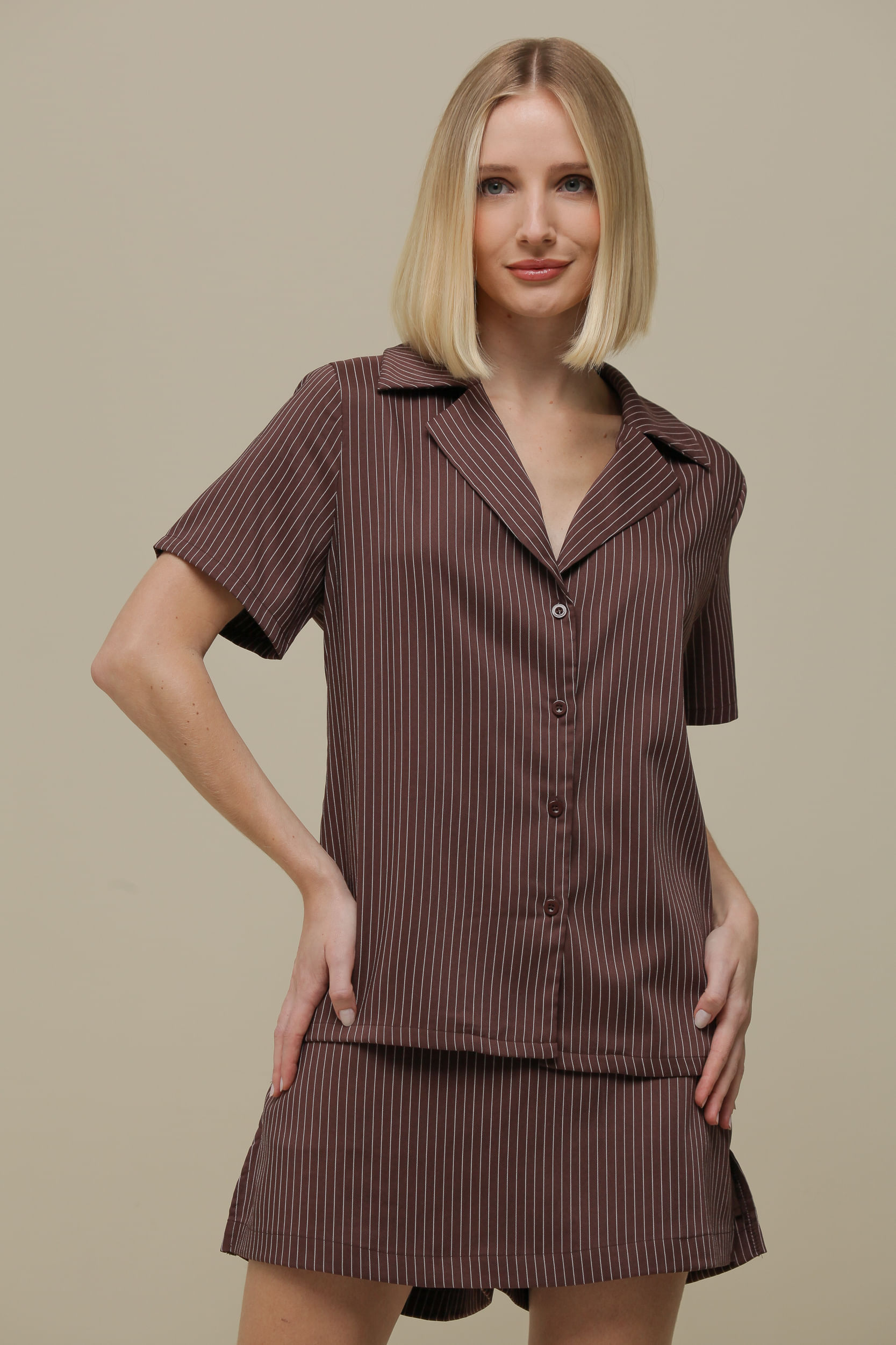 9036284 - Camisa Curta Risca de Giz MARROM 9036284 - Camisa Curta Risca de Giz MARROM