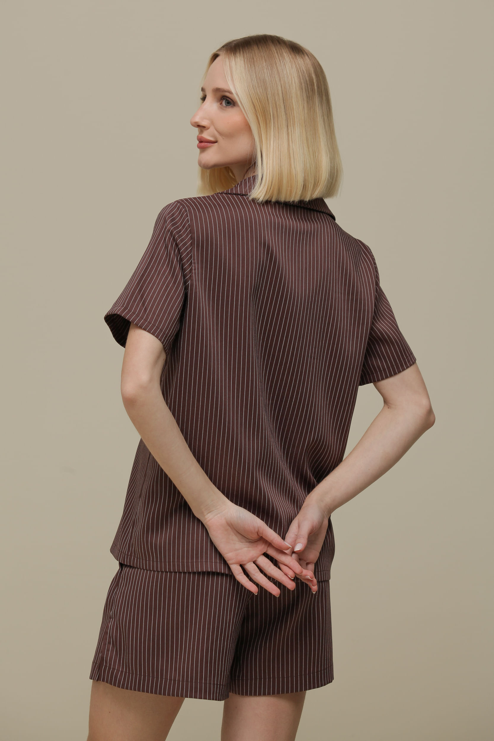 9036284 - Camisa Curta Risca de Giz MARROM 9036284 - Camisa Curta Risca de Giz MARROM