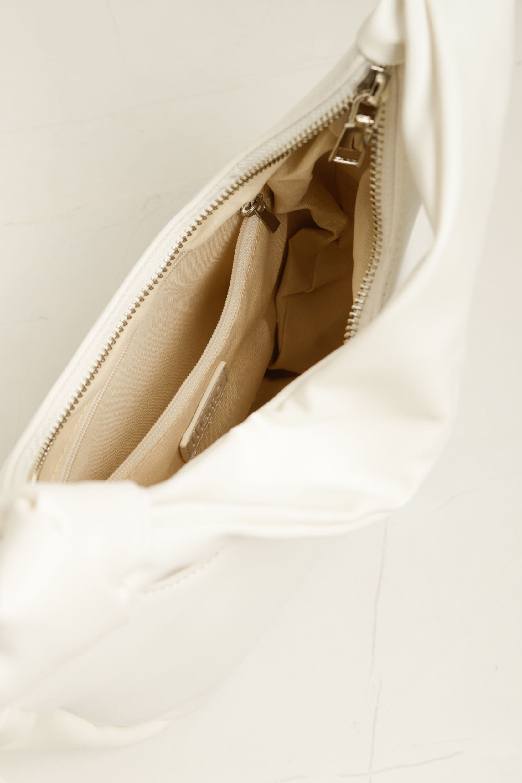 9035885 - Bolsa Meia Lua Alça Nó OFF-WHITE 9035885 - Bolsa Meia Lua Alça Nó OFF-WHITE