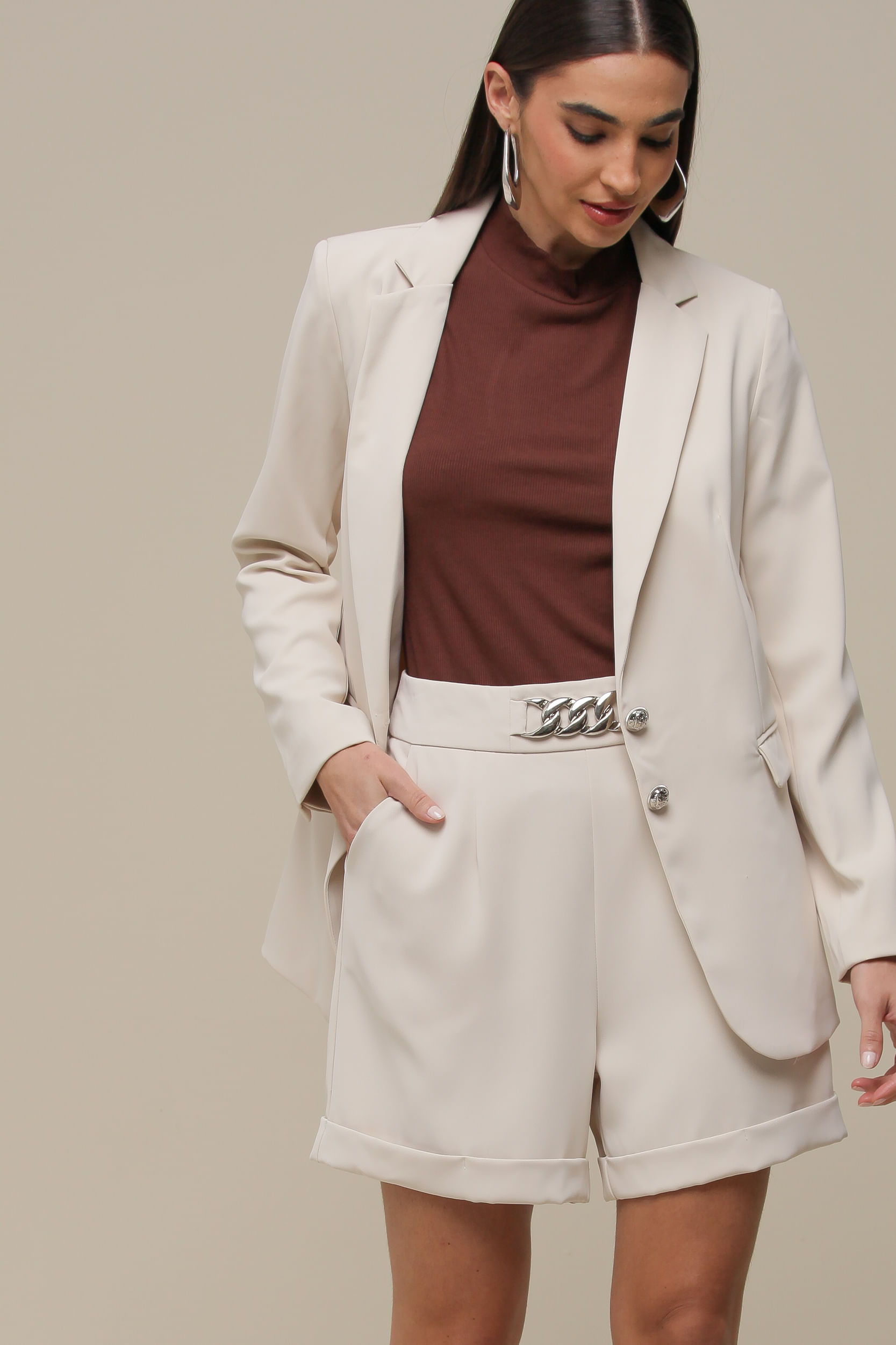 9036509 - Shorts Alfaiataria Detalhe em Corrente  BEGE