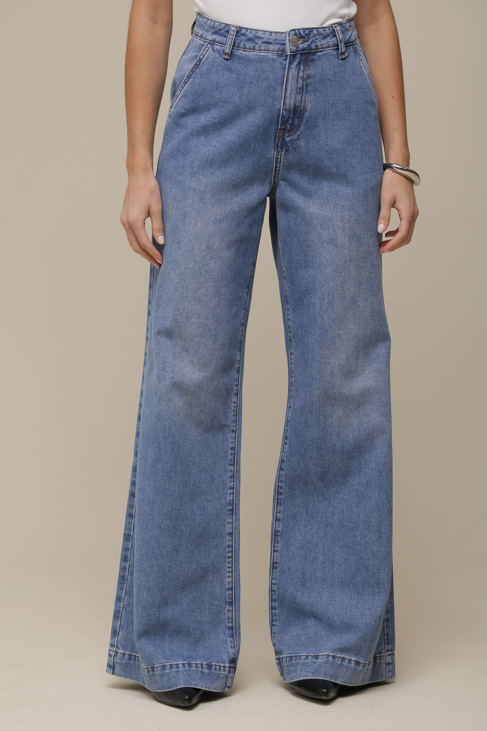 9036463 - Calça Jeans Reta Detalhe Barra Larga JEANS 9036463 - Calça Jeans Reta Detalhe Barra Larga JEANS