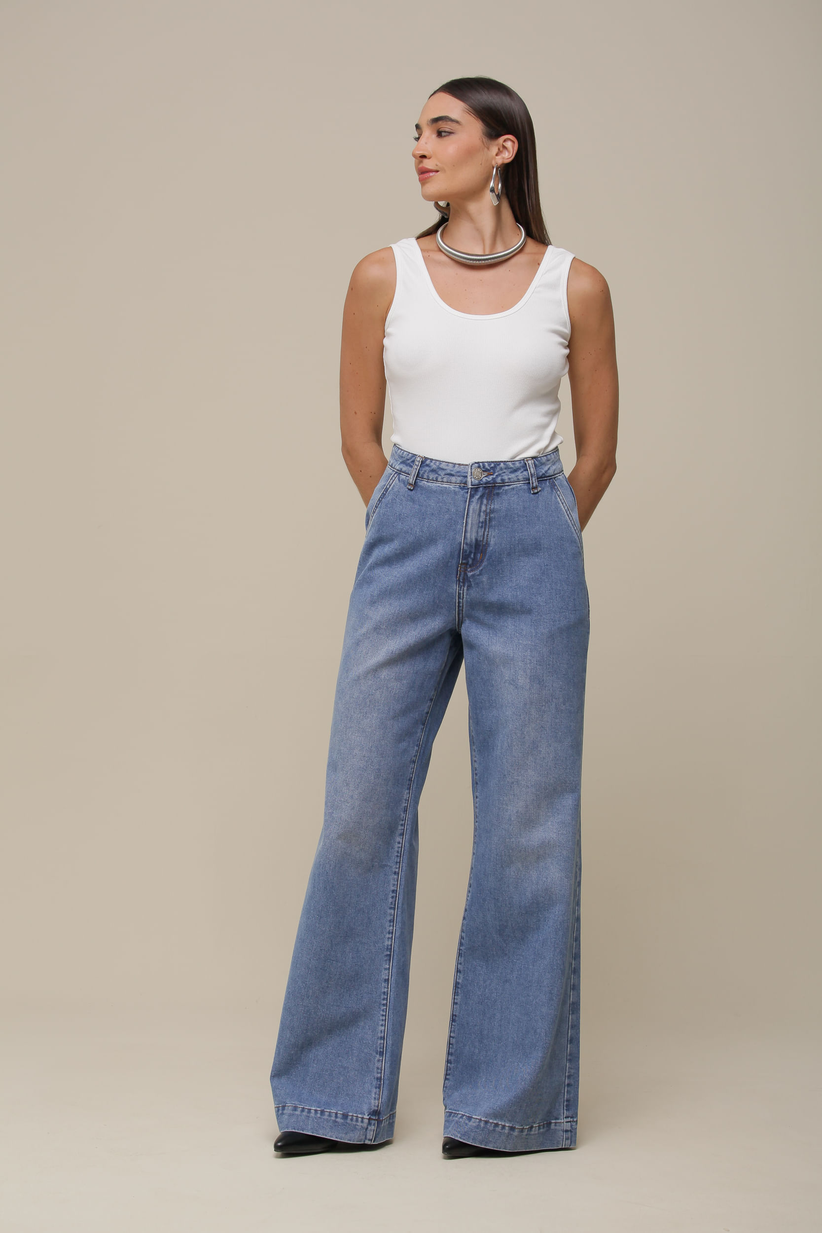 9036463 - Calça Jeans Reta Detalhe Barra Larga JEANS 9036463 - Calça Jeans Reta Detalhe Barra Larga JEANS