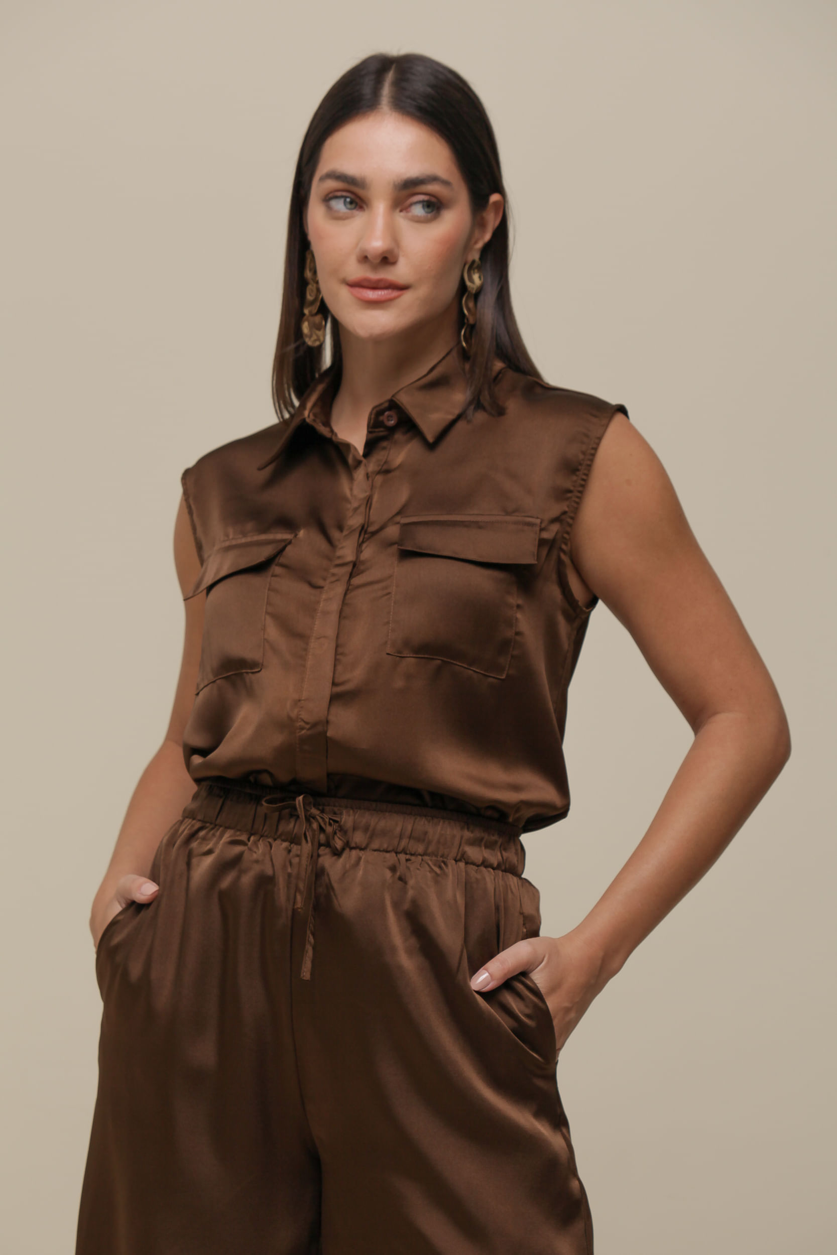 9036348 - Camisa Sem Manga Acetinada   MARROM