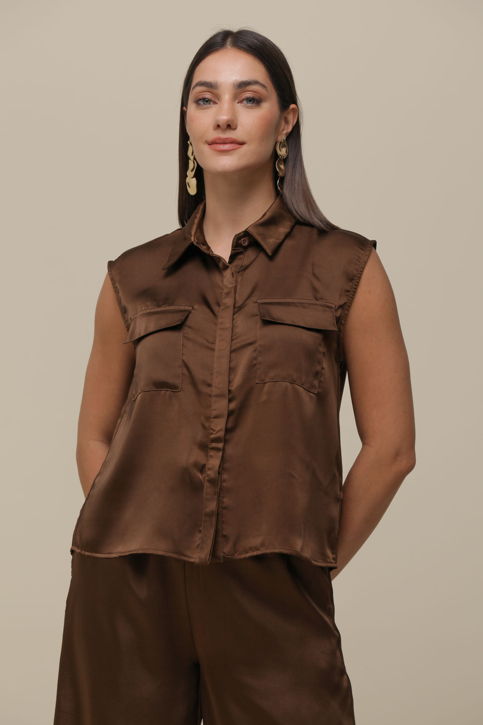 9036348 - Camisa Sem Manga Acetinada   MARROM