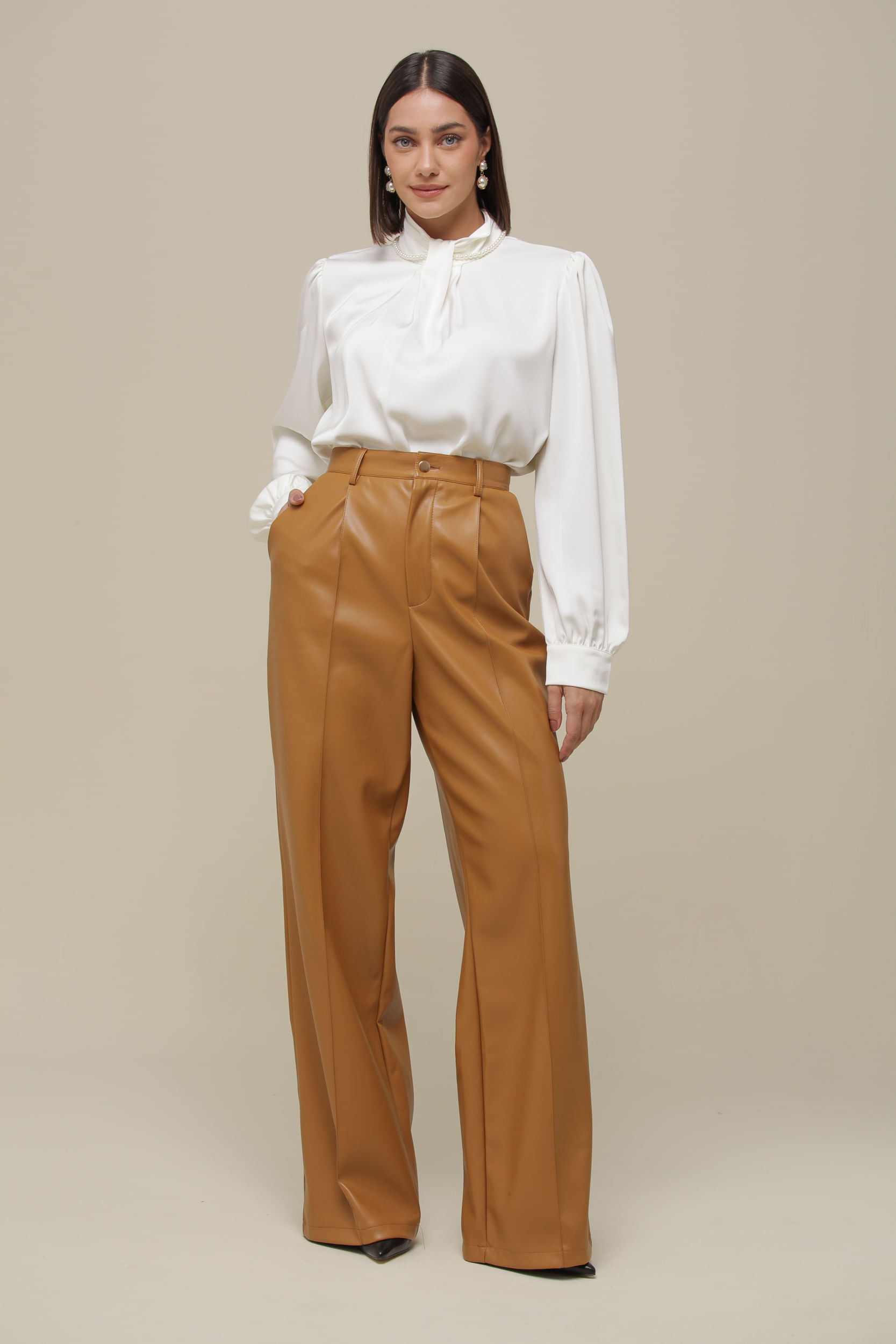 9036466 - Calça Reta PU Pregas   CAMEL