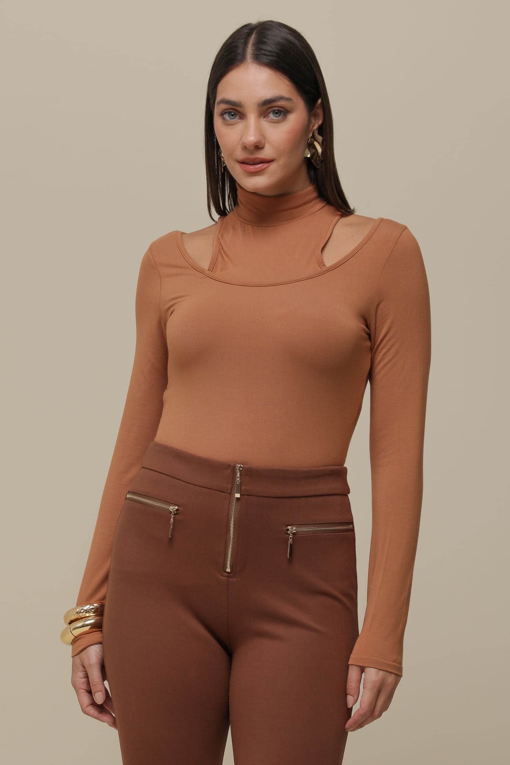 9036518 - Blusa Malha Gola Alta Recortes Ombro   CAMEL