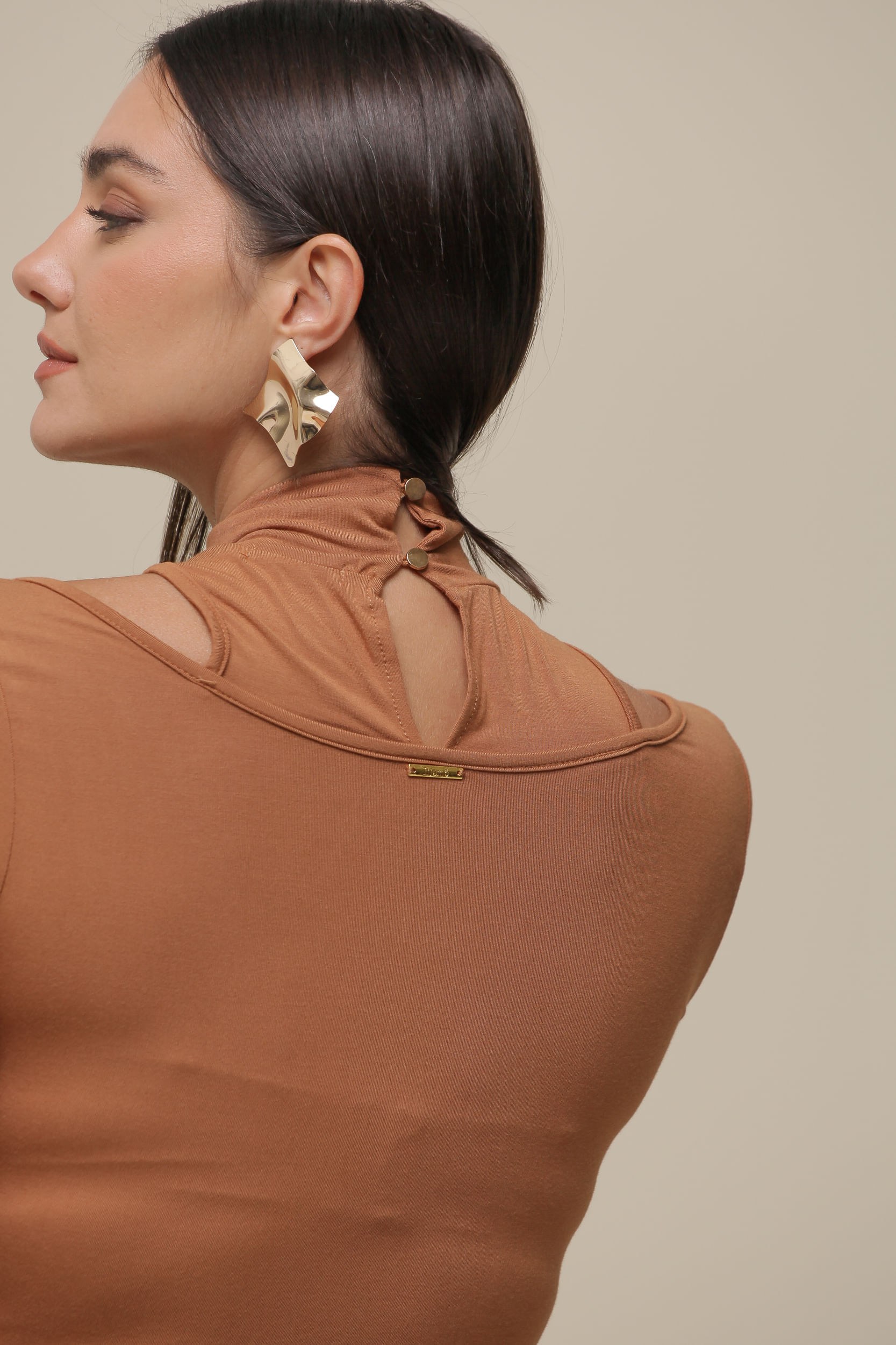 9036518 - Blusa Malha Gola Alta Recortes Ombro CAMEL 9036518 - Blusa Malha Gola Alta Recortes Ombro CAMEL