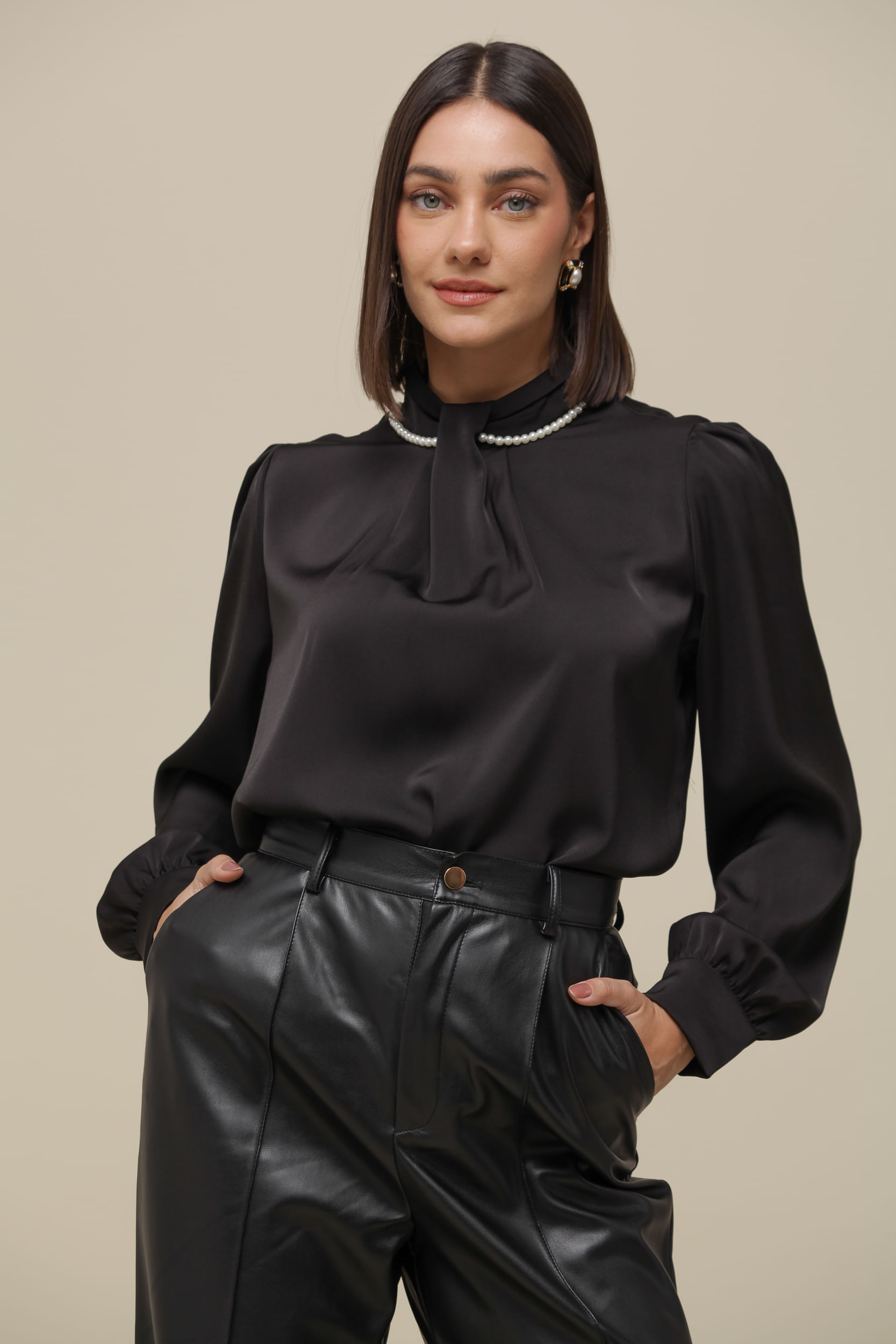 9036382 - Blusa Gravatinha Gola Pérola   PRETO