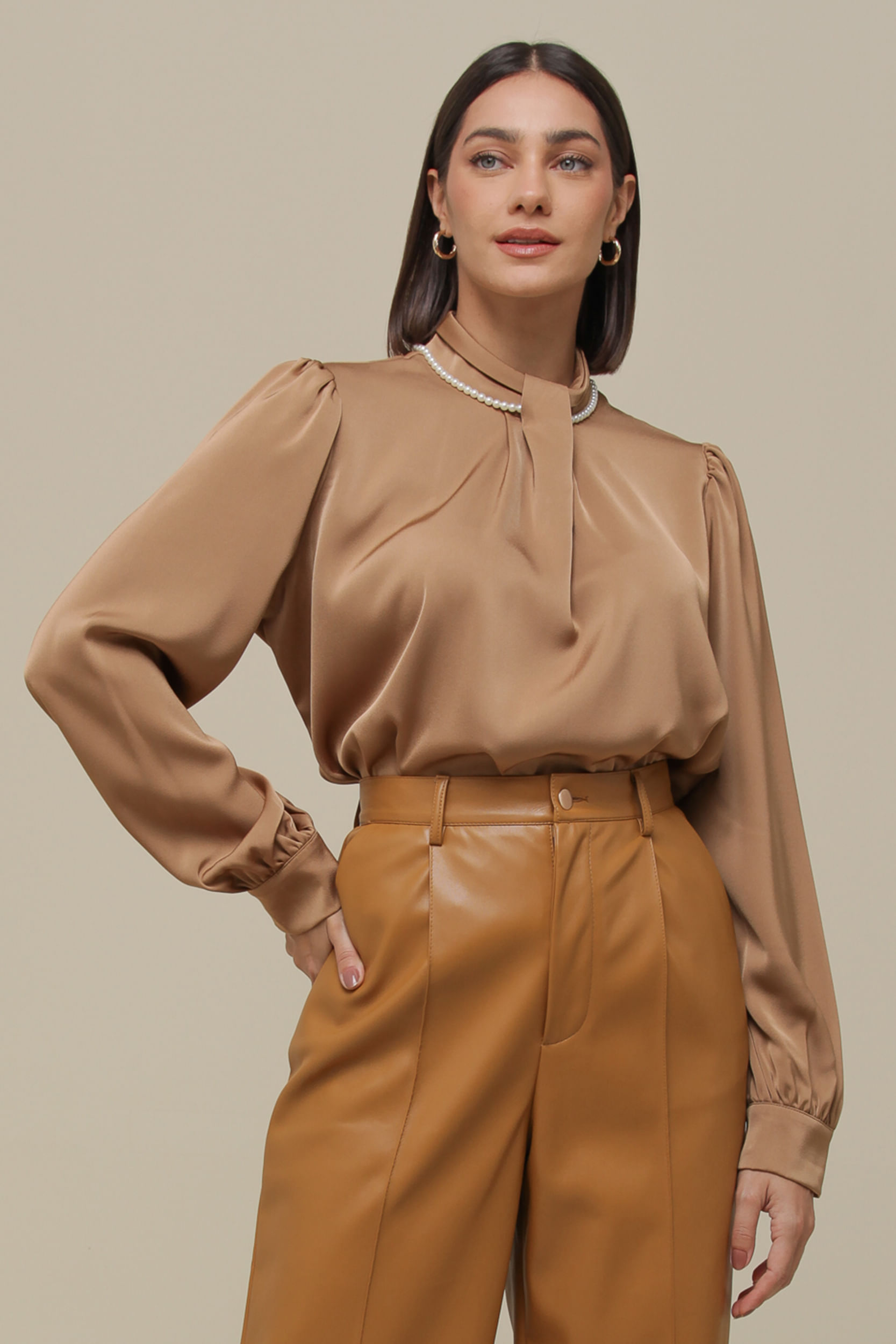 9036382 - Blusa Gravatinha Gola Pérola   CAMEL
