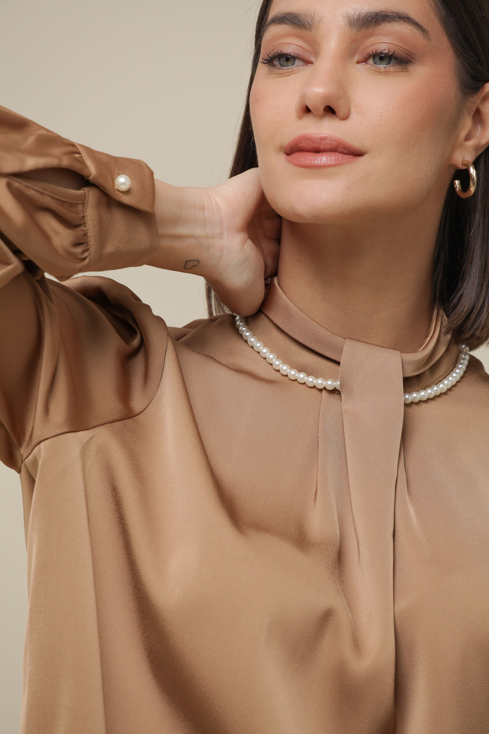 9036382 - Blusa Gravatinha Gola Pérola CAMEL 9036382 - Blusa Gravatinha Gola Pérola CAMEL