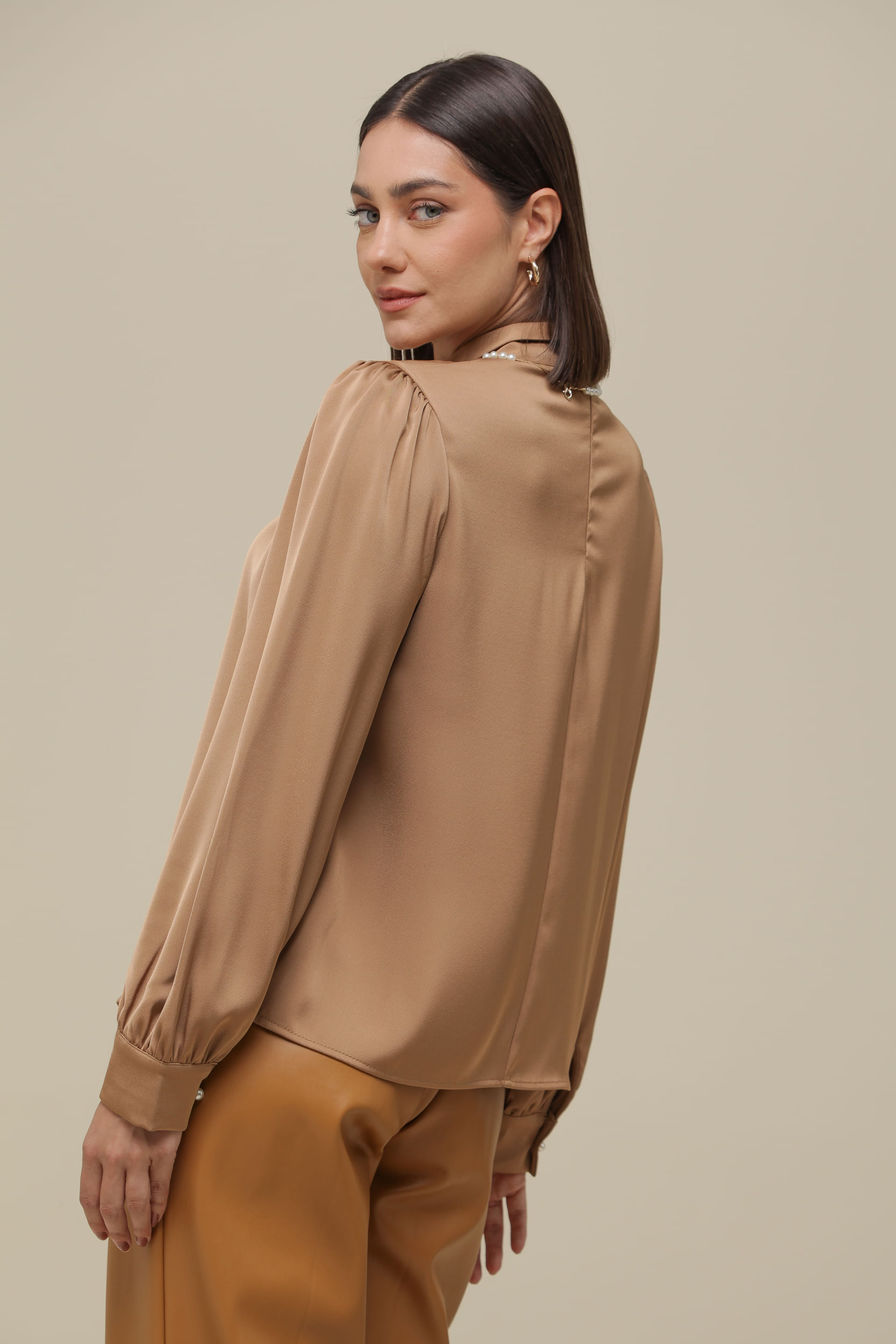 9036382 - Blusa Gravatinha Gola Pérola CAMEL 9036382 - Blusa Gravatinha Gola Pérola CAMEL