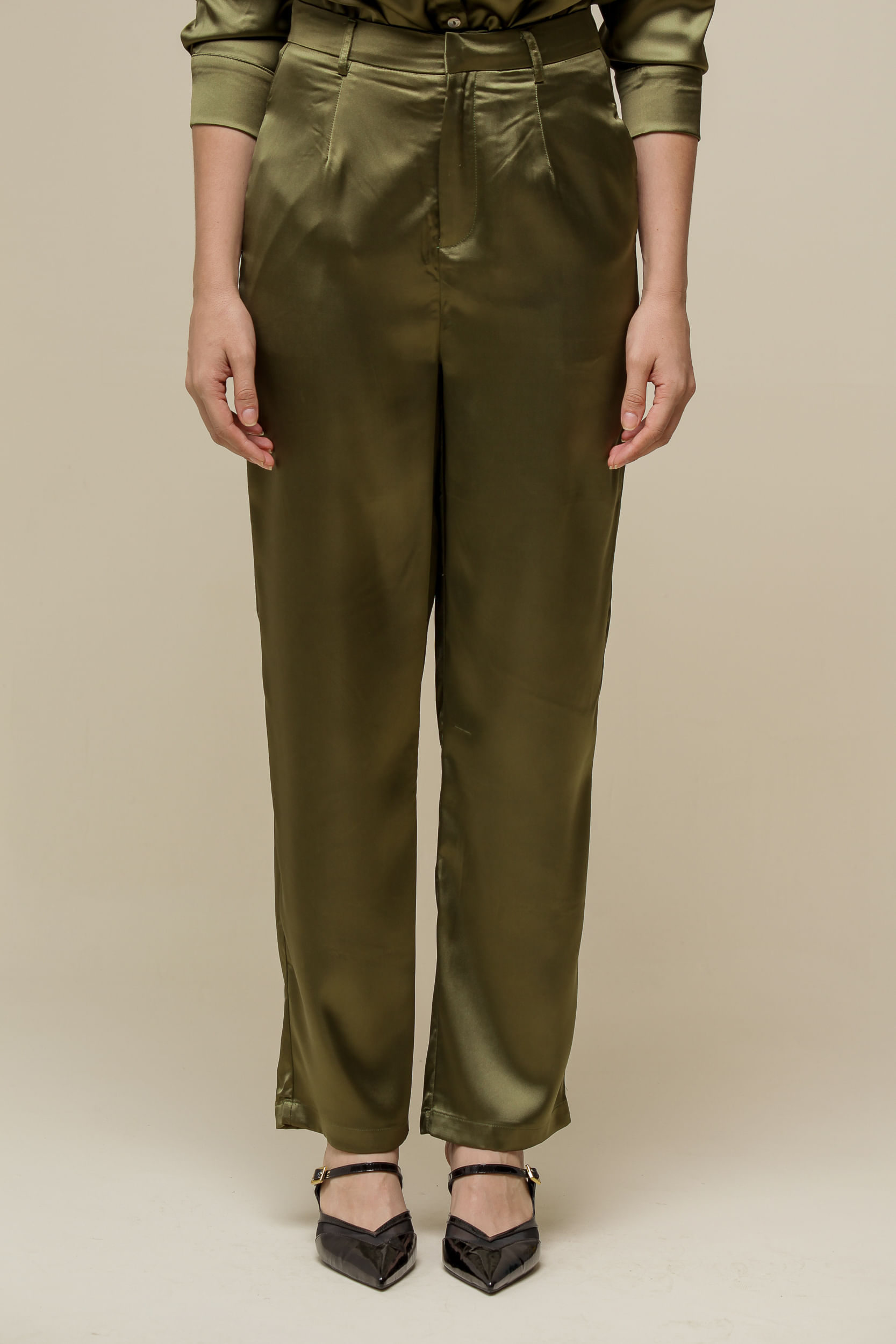 9036287 - Calça Reta de Cetim VERDE MILITAR