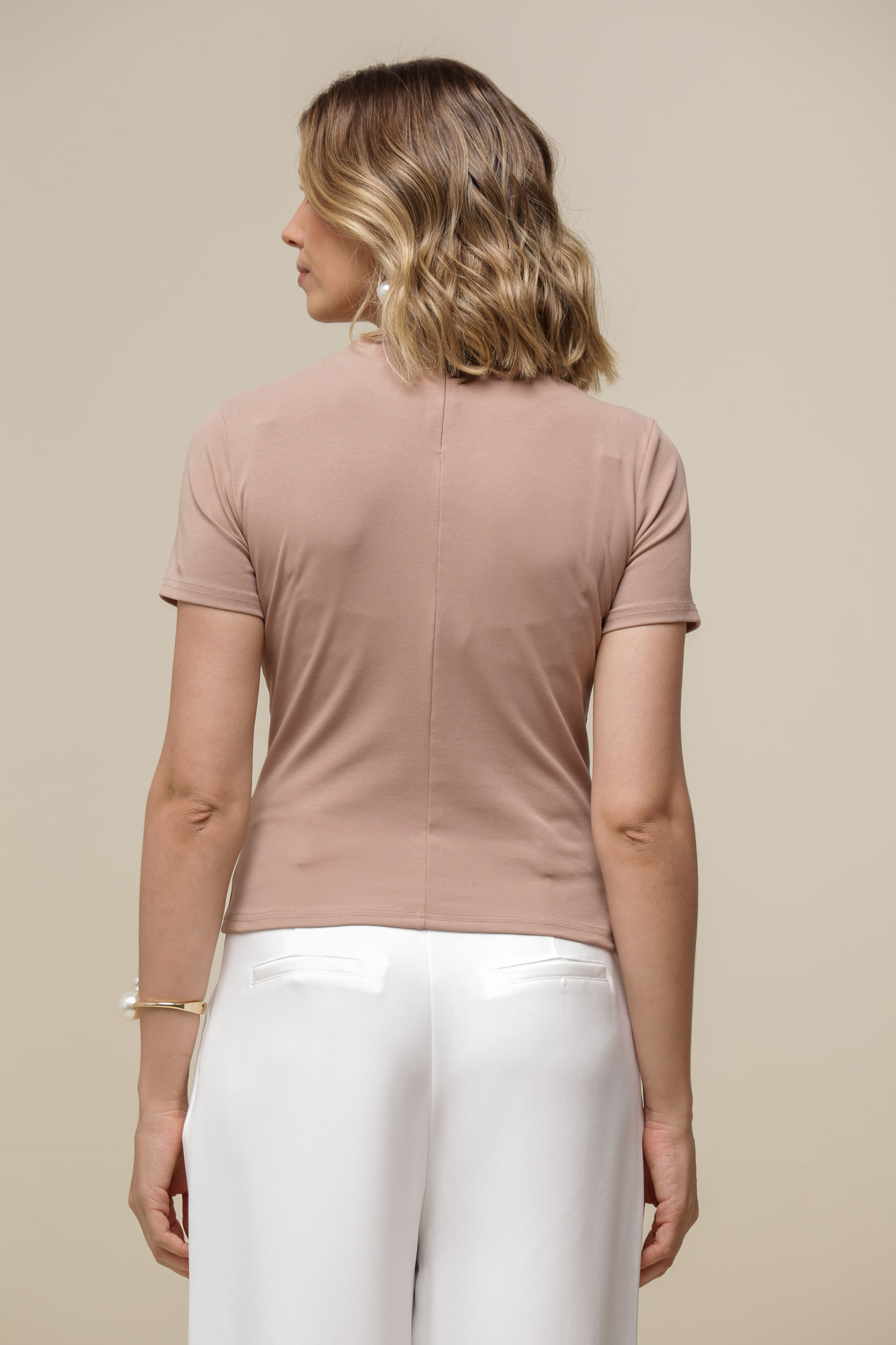 9036401 - Blusa Malha Colar Pérolas e Corrente BEGE 9036401 - Blusa Malha Colar Pérolas e Corrente BEGE