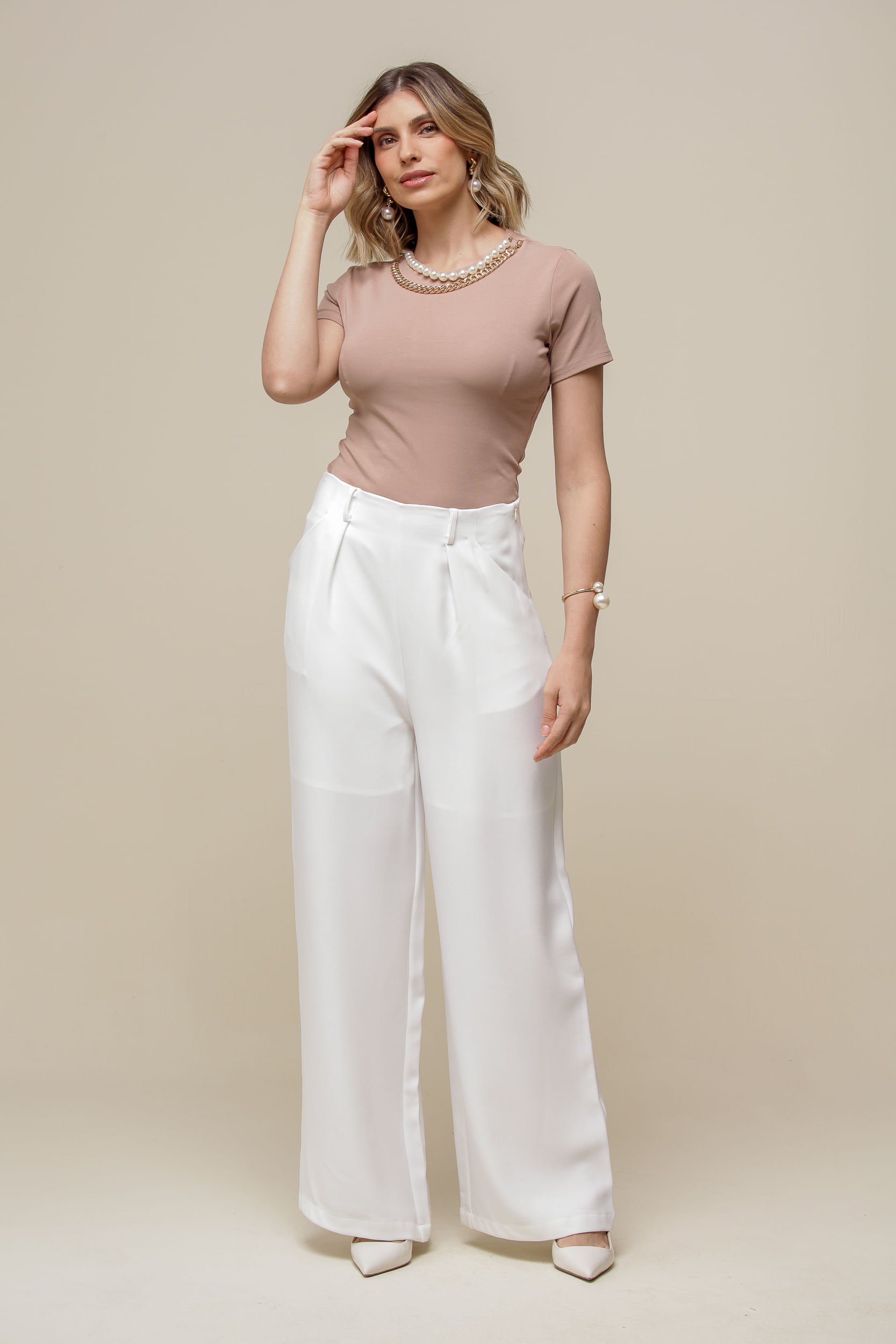 9036401 - Blusa Malha Colar Pérolas e Corrente BEGE 9036401 - Blusa Malha Colar Pérolas e Corrente BEGE