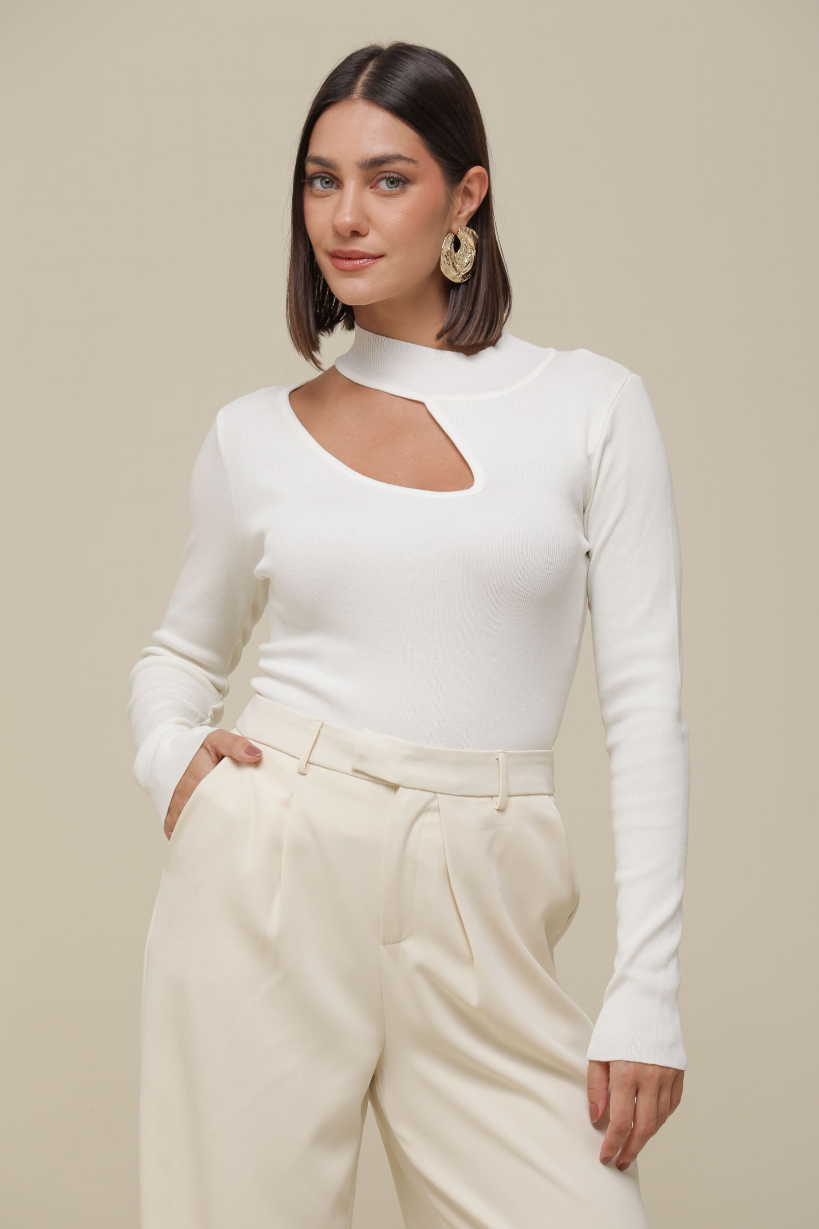 9036532 - Blusa Tricô Recorte no Decote OFF-WHITE