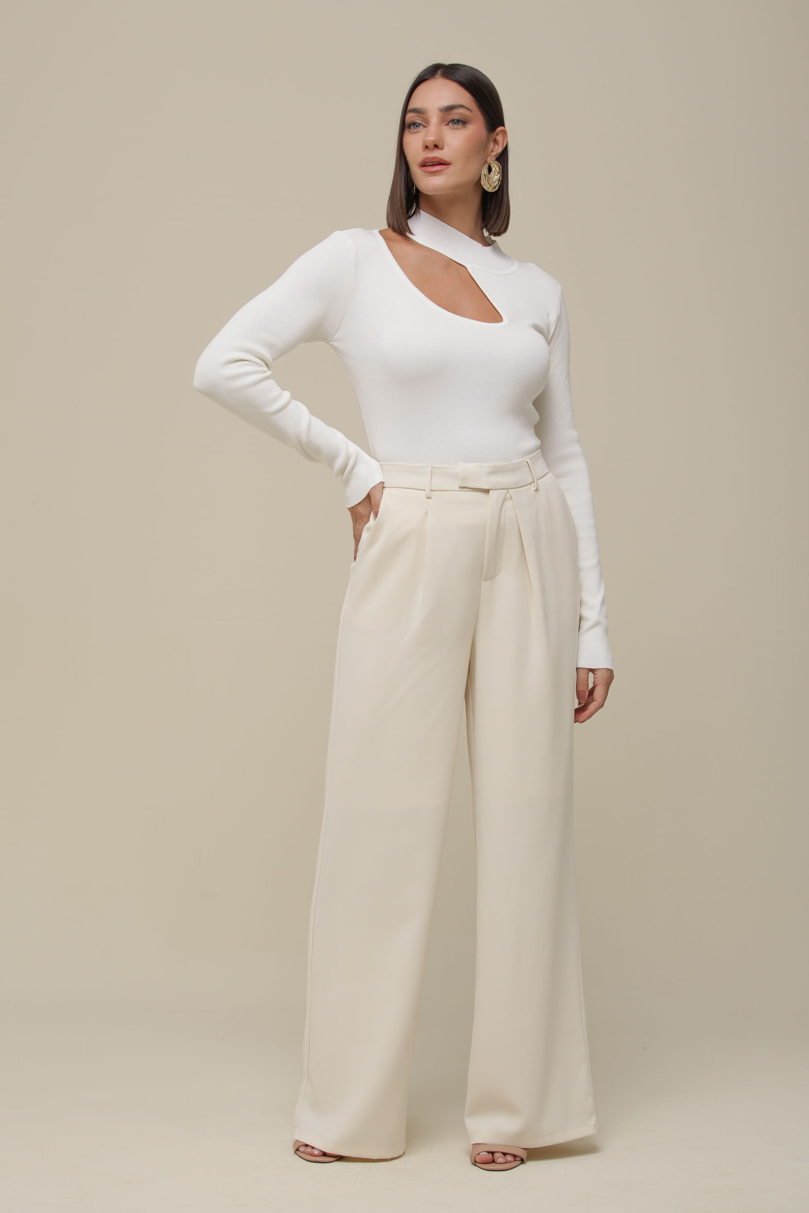 9036532 - Blusa Tricô Recorte no Decote OFF-WHITE 9036532 - Blusa Tricô Recorte no Decote OFF-WHITE
