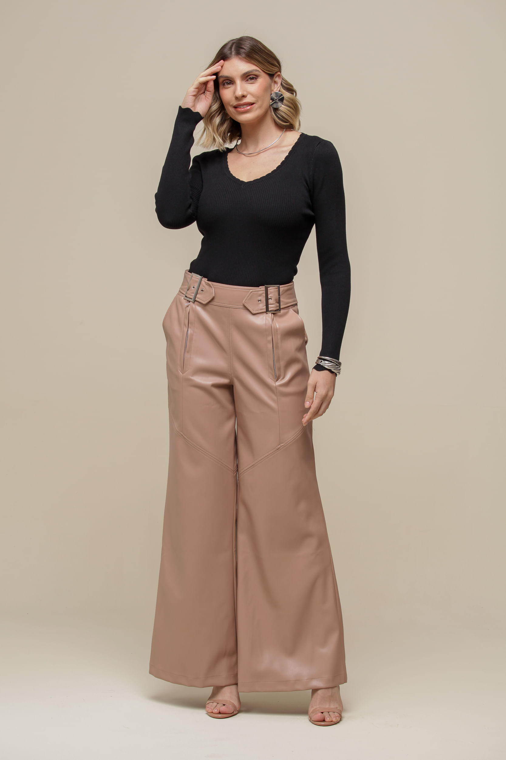 9036262 - Calça PU Pantalona Maxi Fivela BEGE