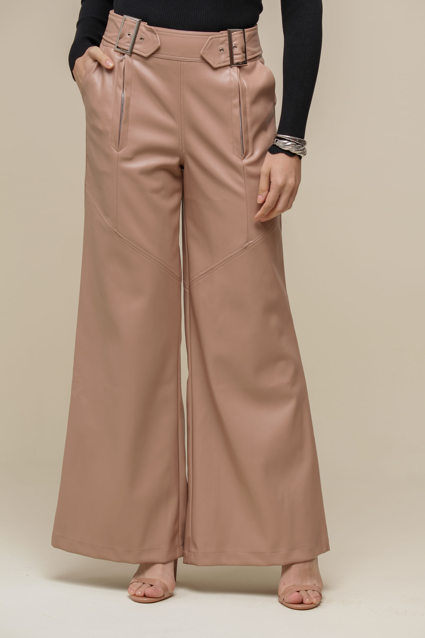 9036262 - Calça PU Pantalona Maxi Fivela BEGE