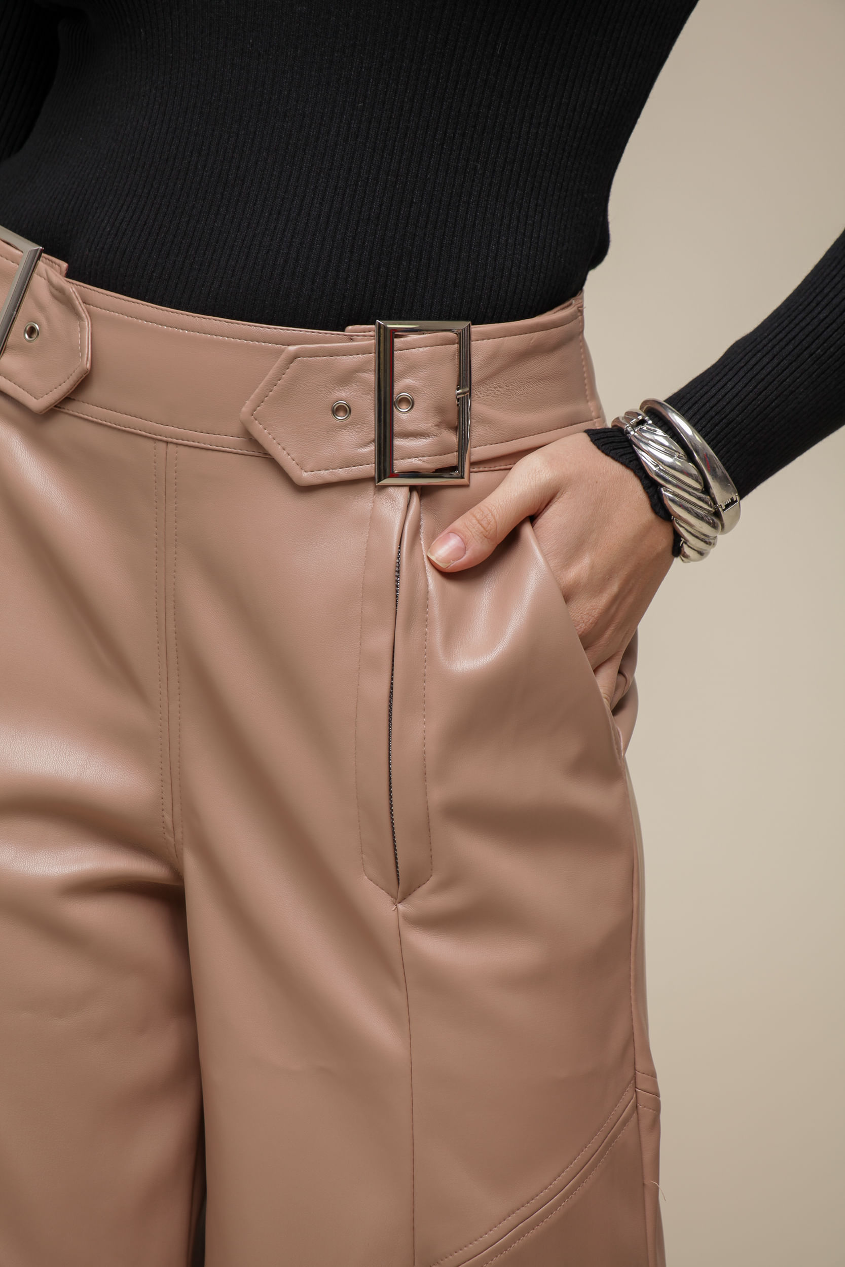 9036262 - Calça PU Pantalona Maxi Fivela BEGE