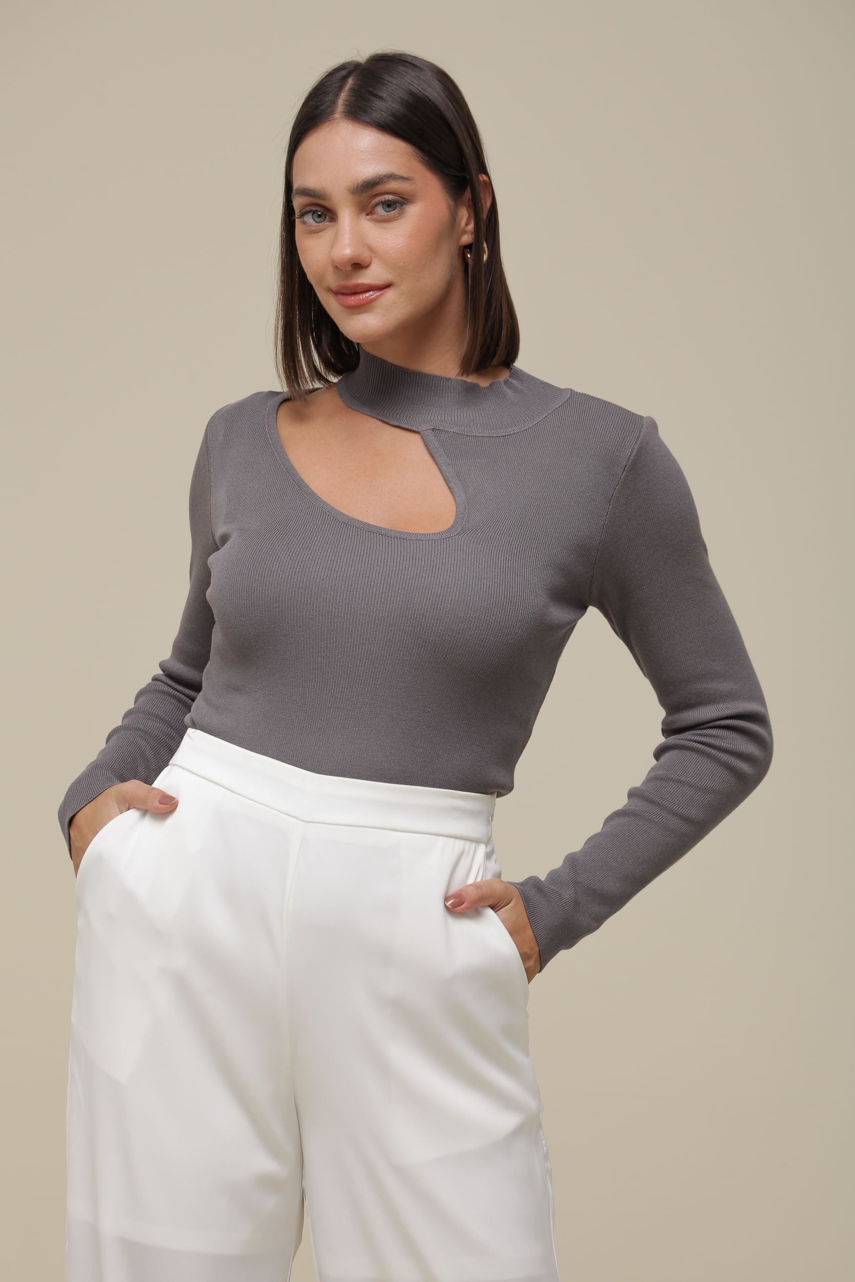 9036532 - Blusa Tricô Recorte no Decote CINZA