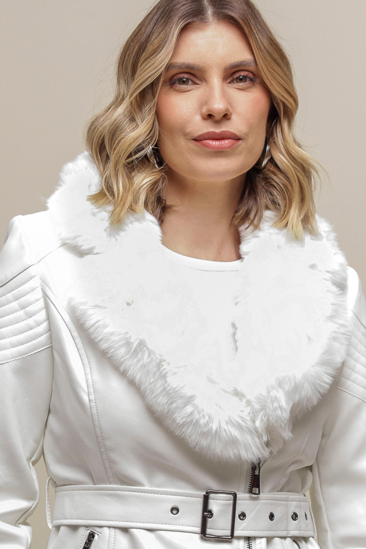 Jaqueta PU Gola Com Pelo OFF-WHITE Jaqueta PU Gola Com Pelo OFF-WHITE