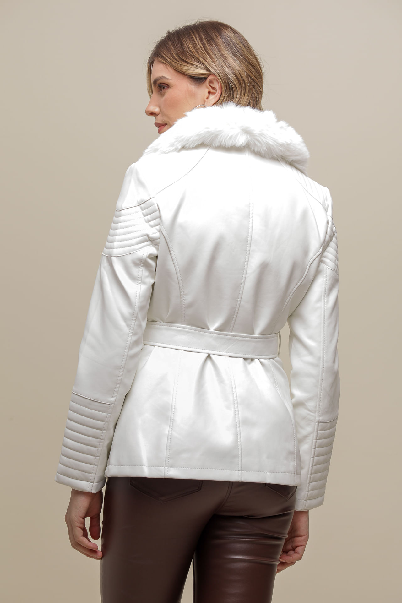 Jaqueta PU Gola Com Pelo OFF-WHITE Jaqueta PU Gola Com Pelo OFF-WHITE