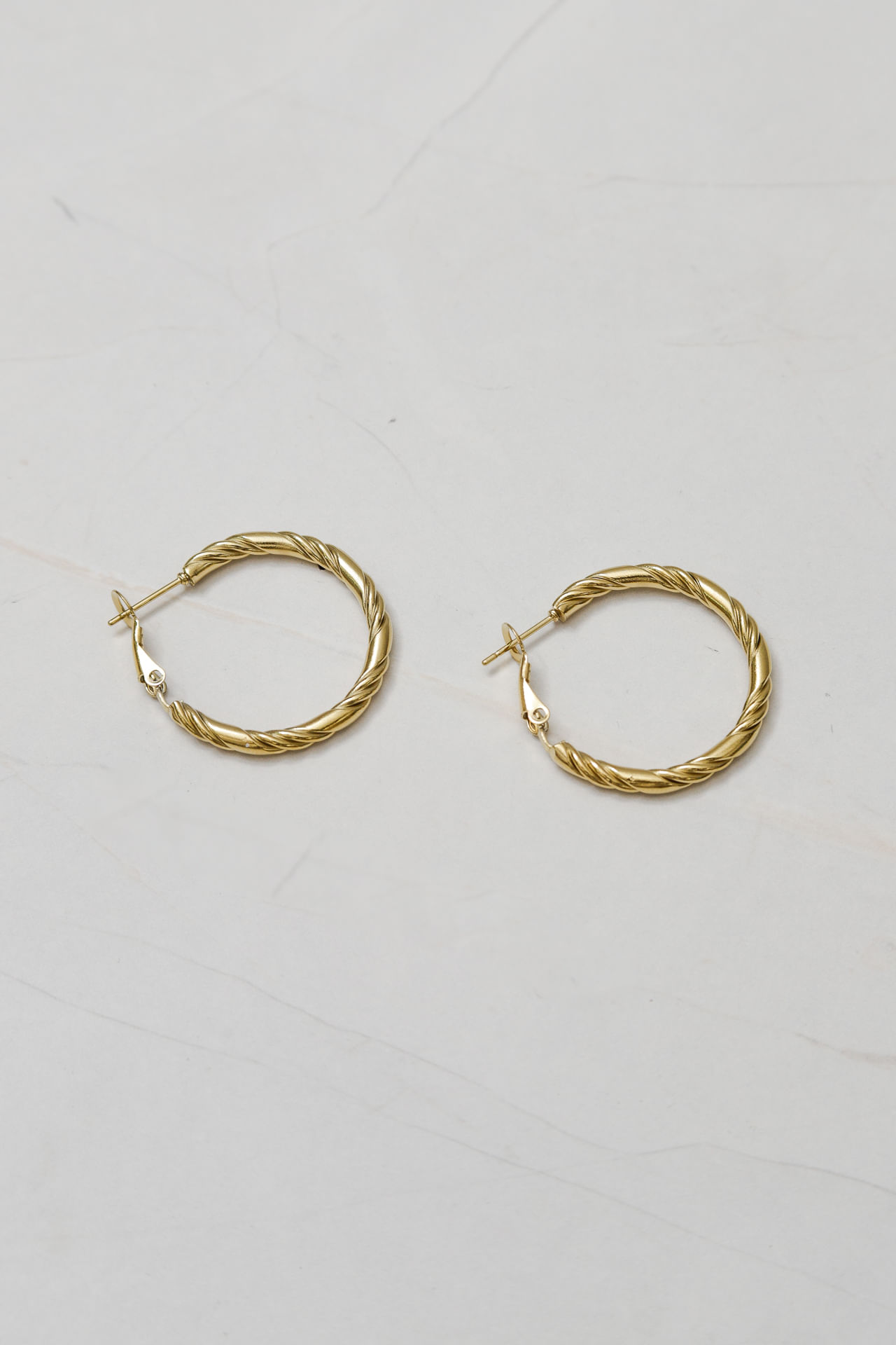 9036657 - Brinco Argola Retorcido  DOURADO
