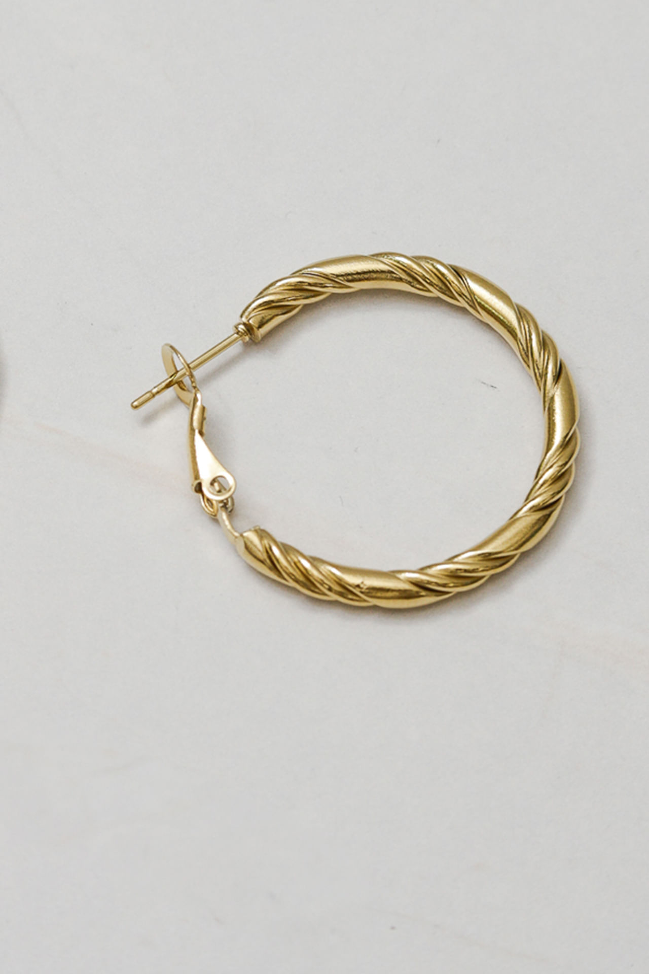 9036657 - Brinco Argola Retorcido  DOURADO