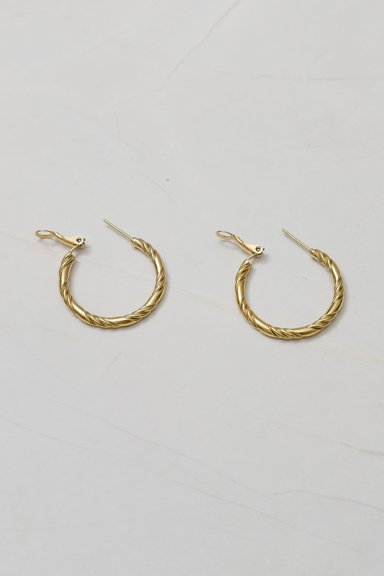 9036657 - Brinco Argola Retorcido  DOURADO