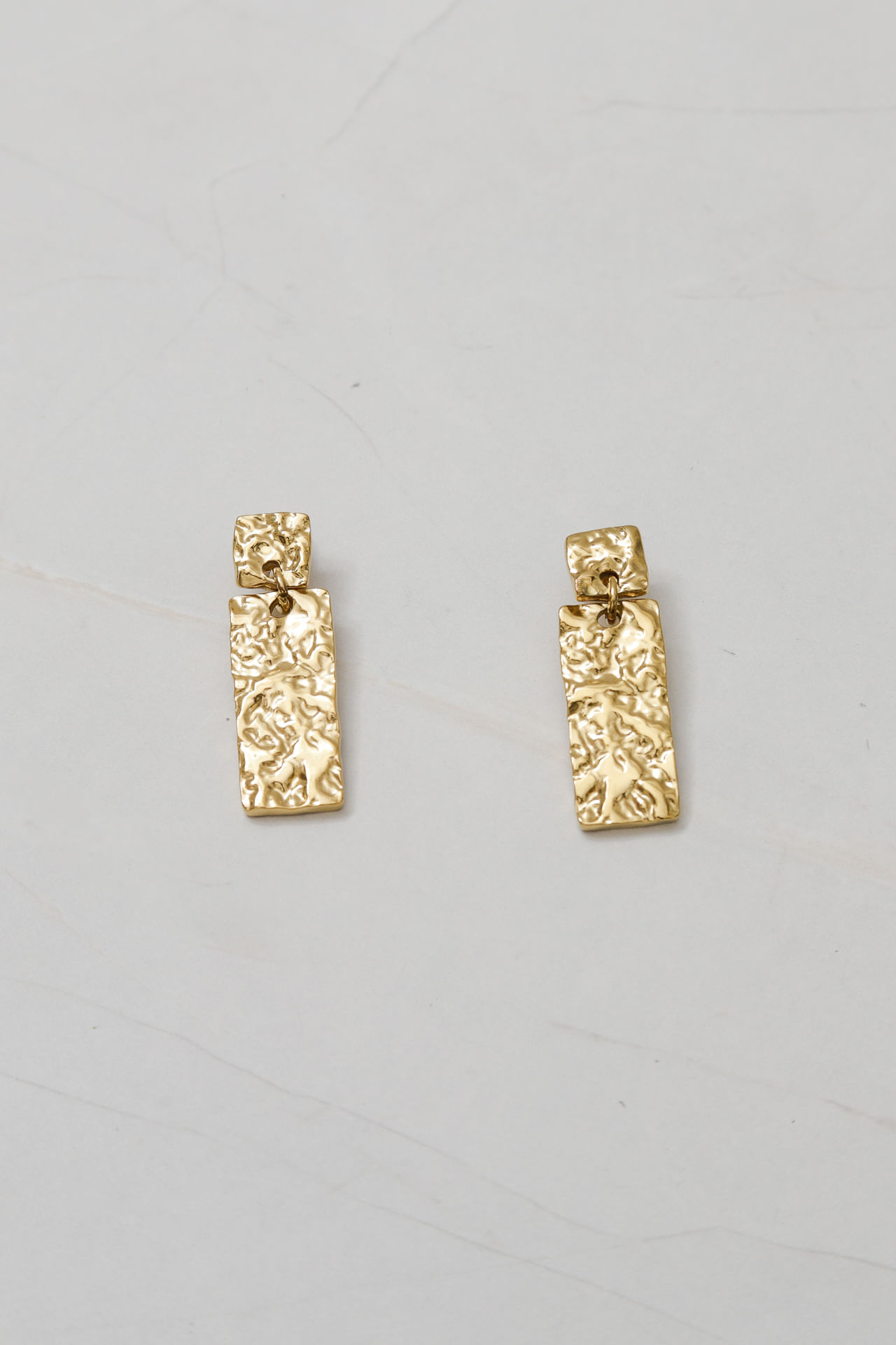 9036683 - Brinco Pendente Amassado  DOURADO