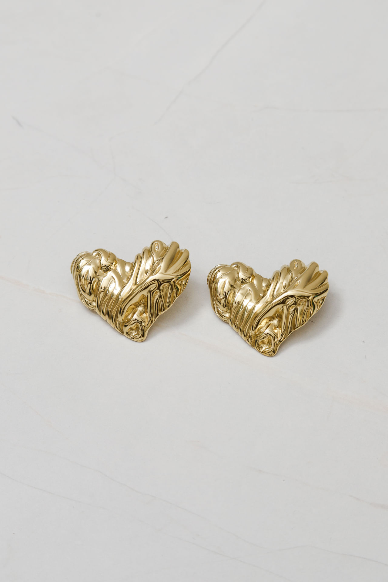9036690 - Brinco Coração Trabalhado  DOURADO