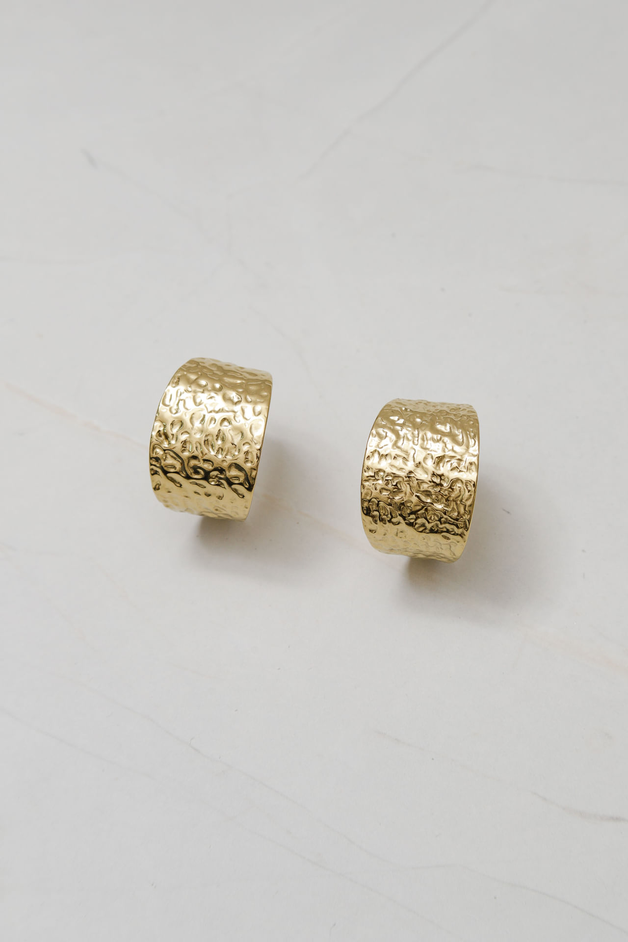 9036695 - Brinco Meia Argola Amassado DOURADO