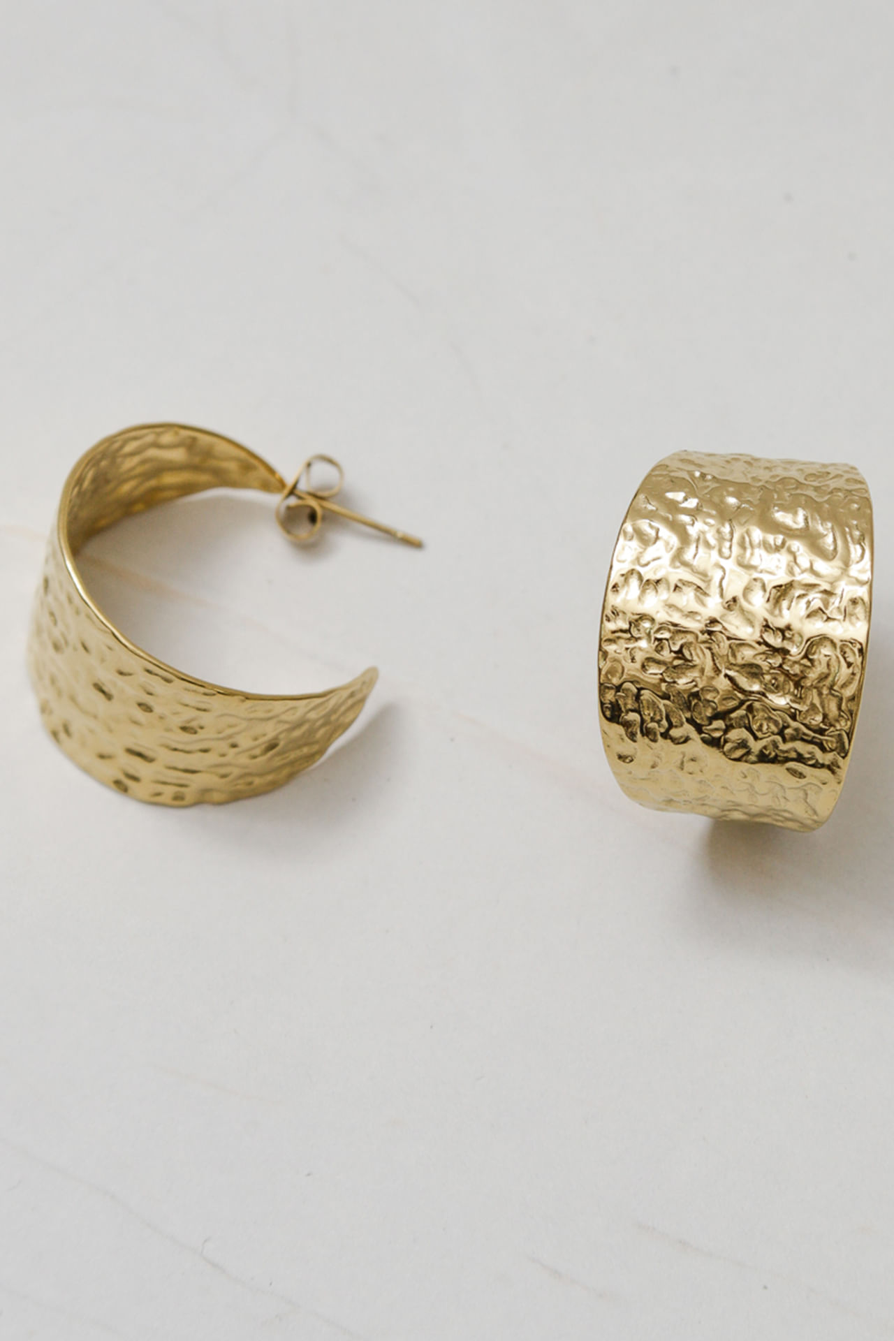 9036695 - Brinco Meia Argola Amassado DOURADO