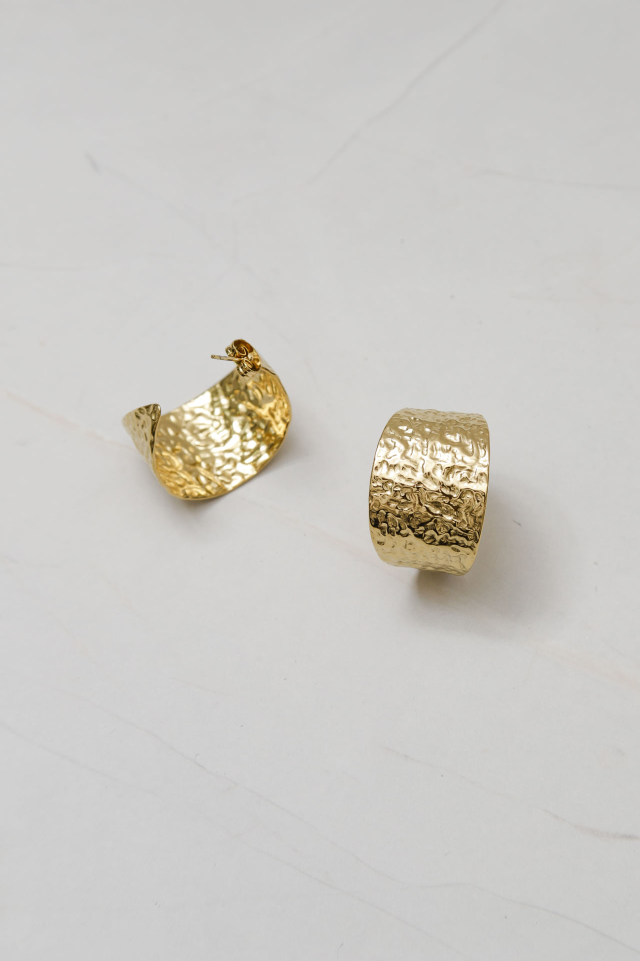 9036695 - Brinco Meia Argola Amassado DOURADO