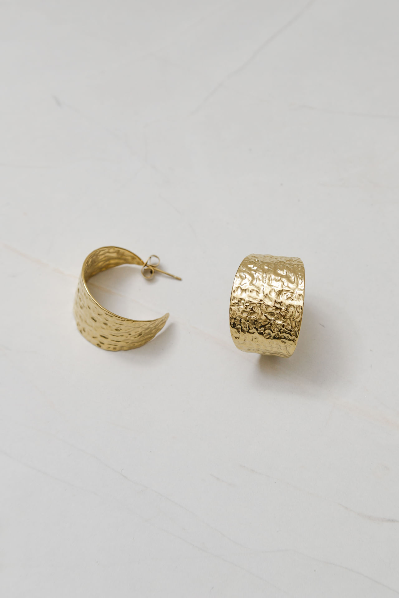 9036695 - Brinco Meia Argola Amassado DOURADO
