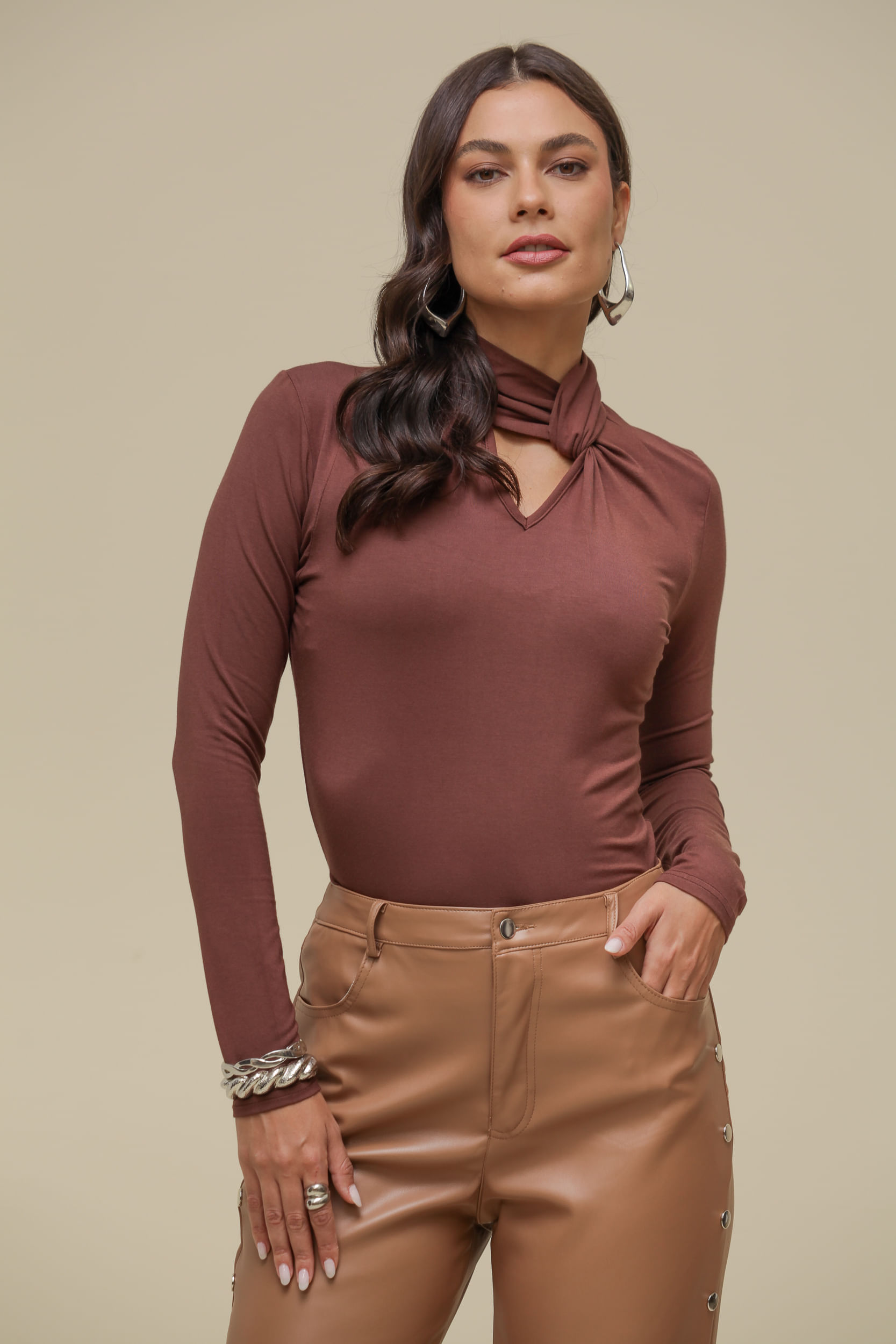 9036783 - Blusa Manga Longa Malha Detalhe Gola MARROM