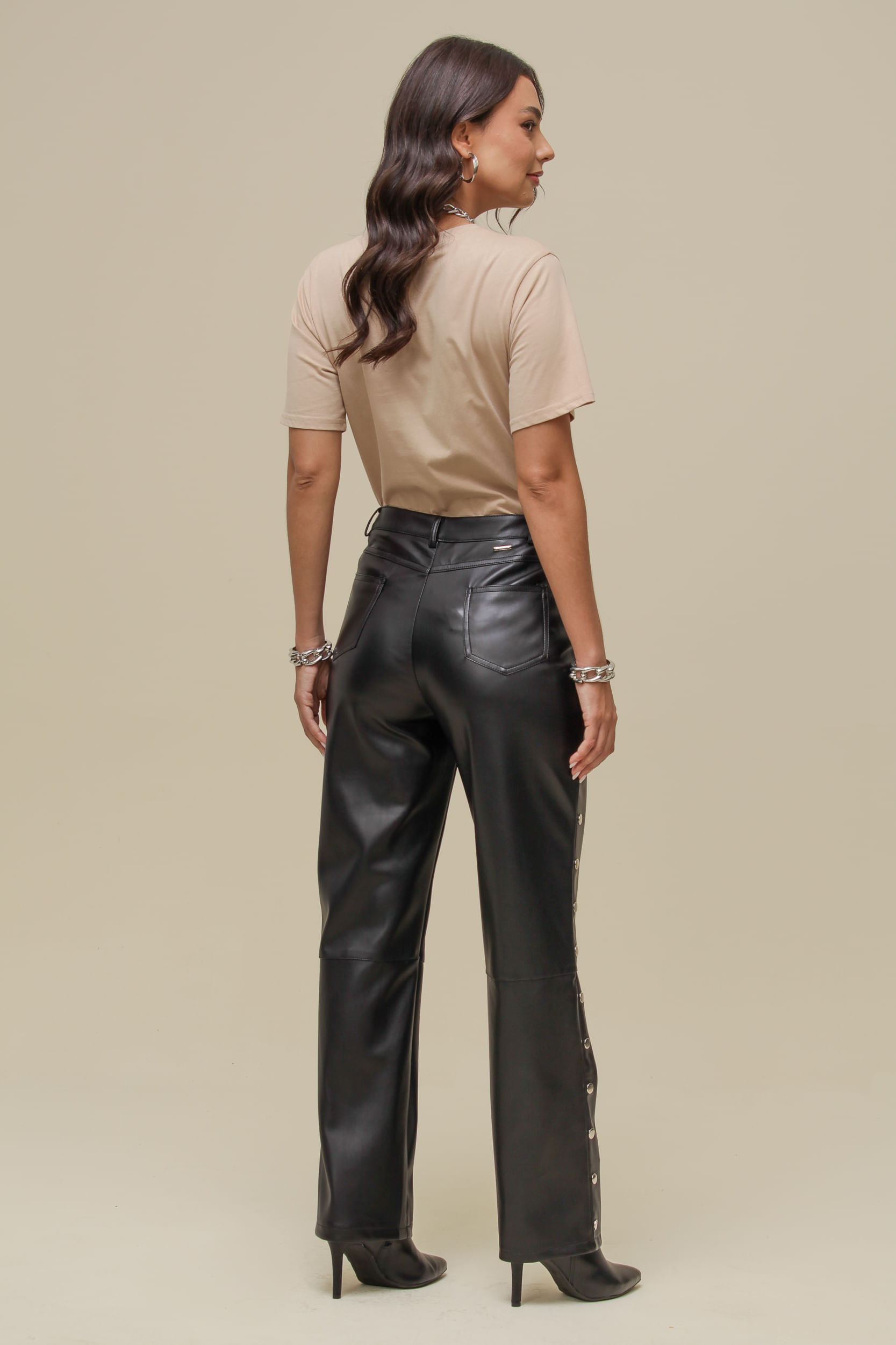 9036482 - Calça PU Reta Detalhe Botões Lateral PRETO 9036482 - Calça PU Reta Detalhe Botões Lateral PRETO