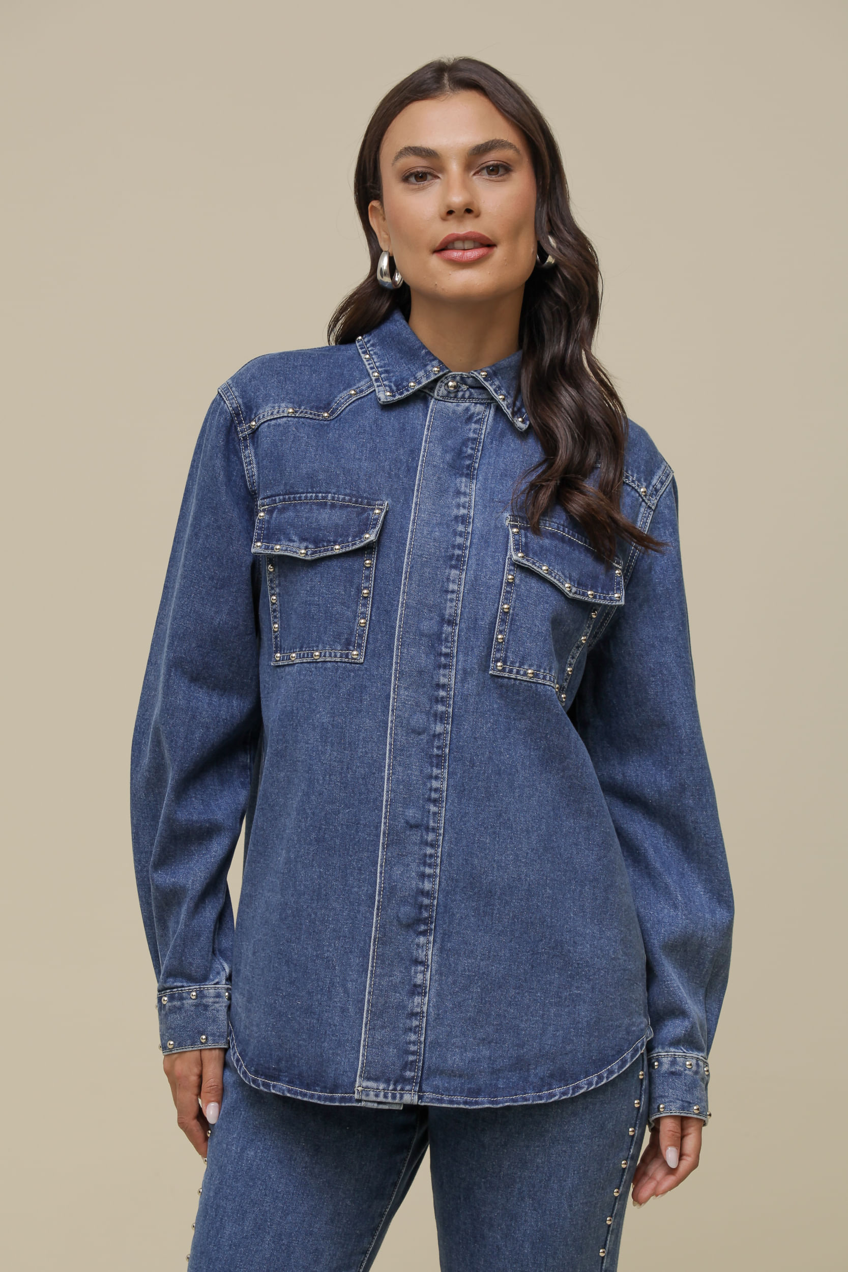 9036465 - Camisa Jeans Maxi Detalhes em Rebite JEANS