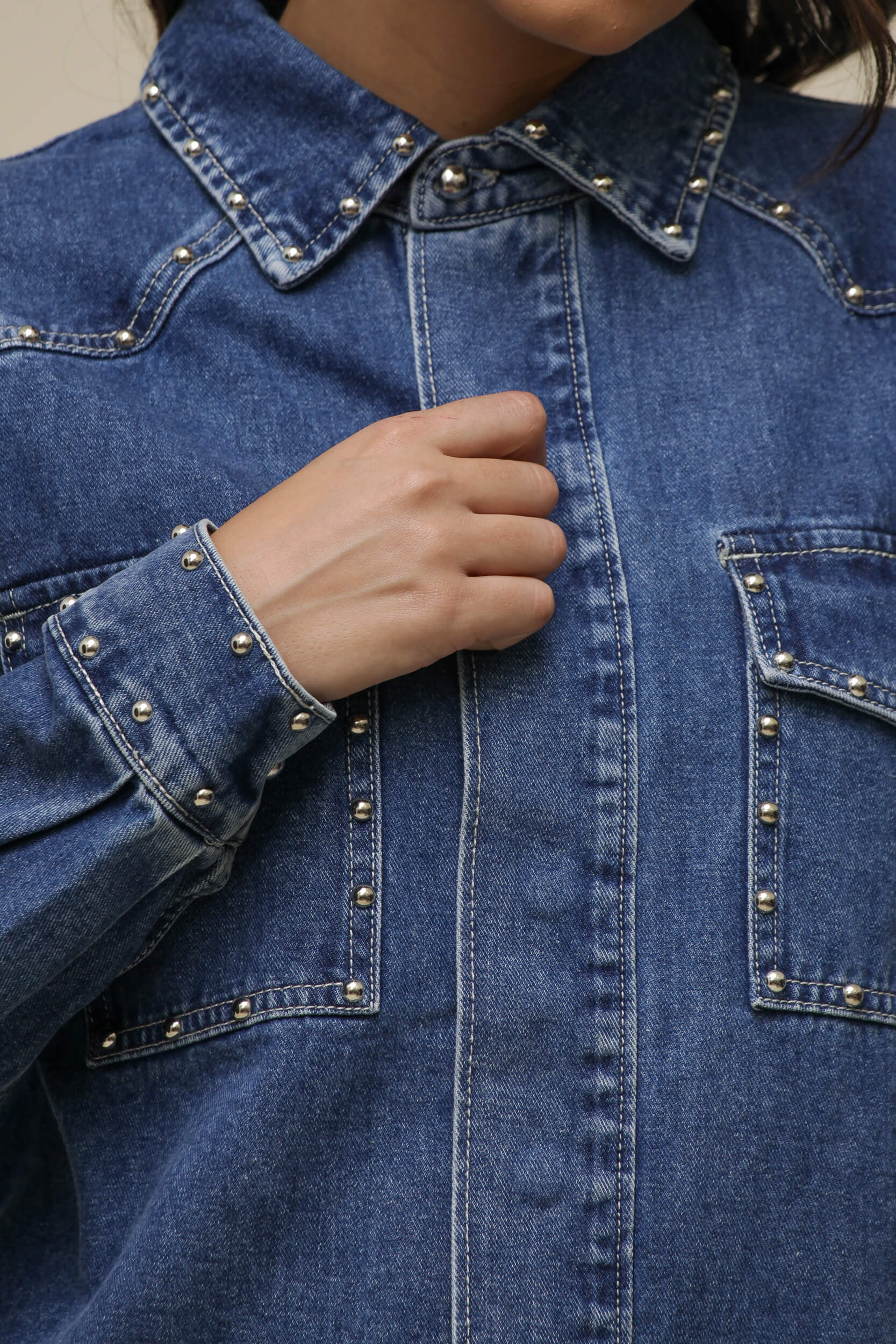 9036465 - Camisa Jeans Maxi Detalhes em Rebite JEANS 9036465 - Camisa Jeans Maxi Detalhes em Rebite JEANS
