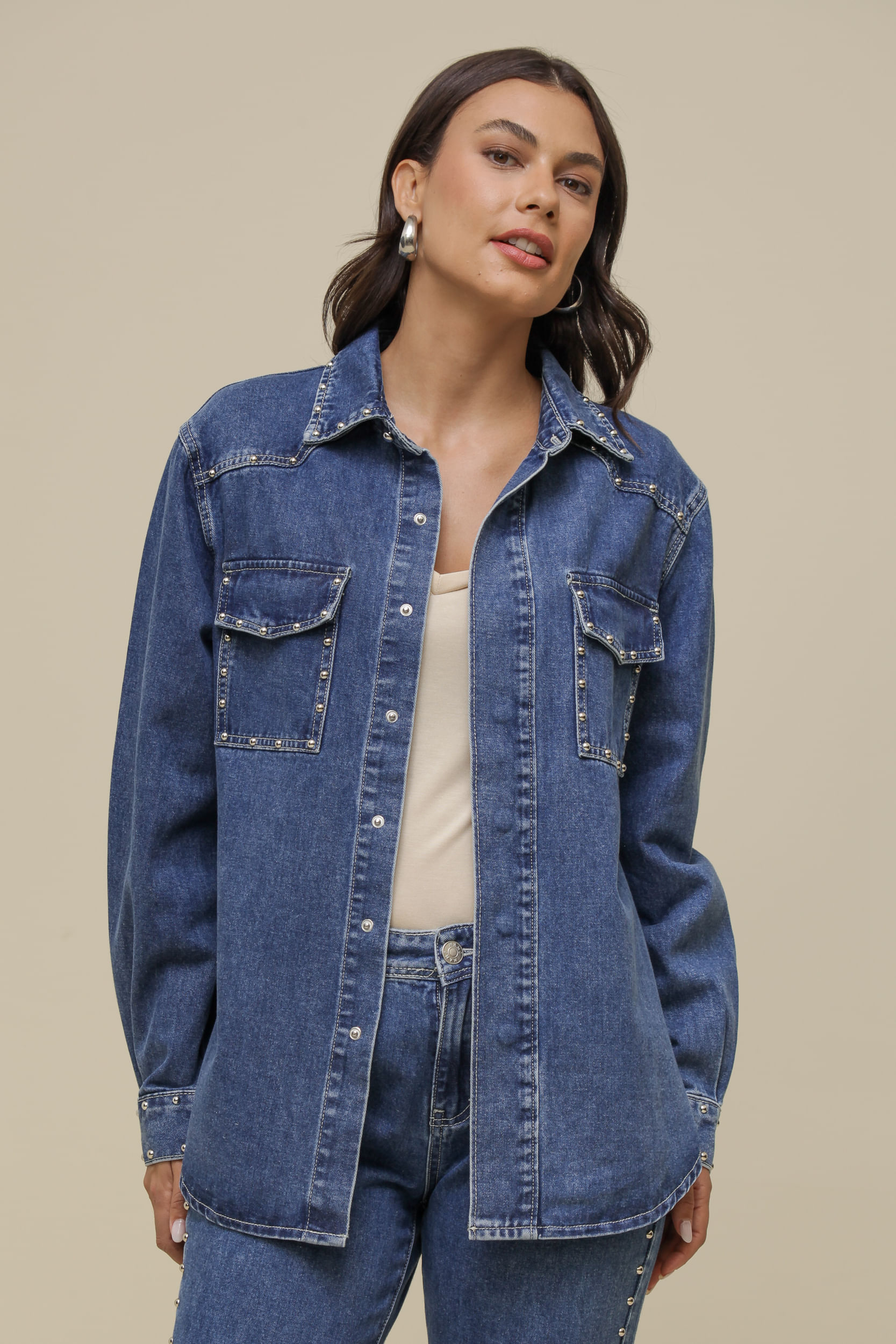 9036465 - Camisa Jeans Maxi Detalhes em Rebite JEANS 9036465 - Camisa Jeans Maxi Detalhes em Rebite JEANS