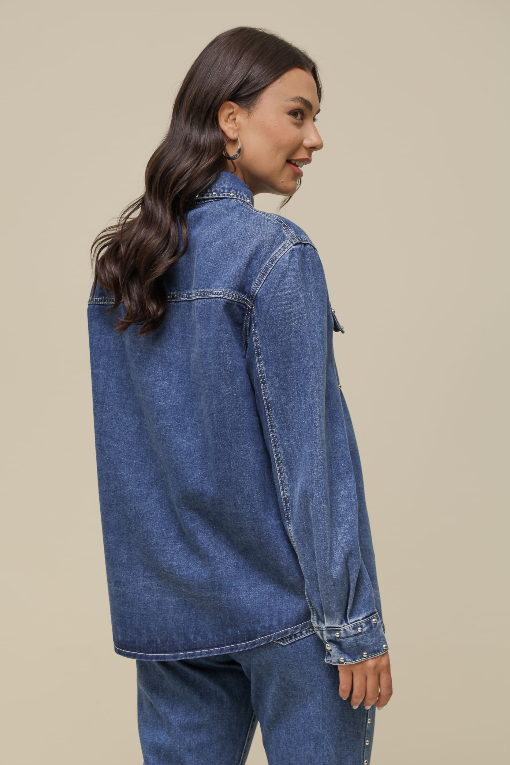 9036465 - Camisa Jeans Maxi Detalhes em Rebite JEANS 9036465 - Camisa Jeans Maxi Detalhes em Rebite JEANS