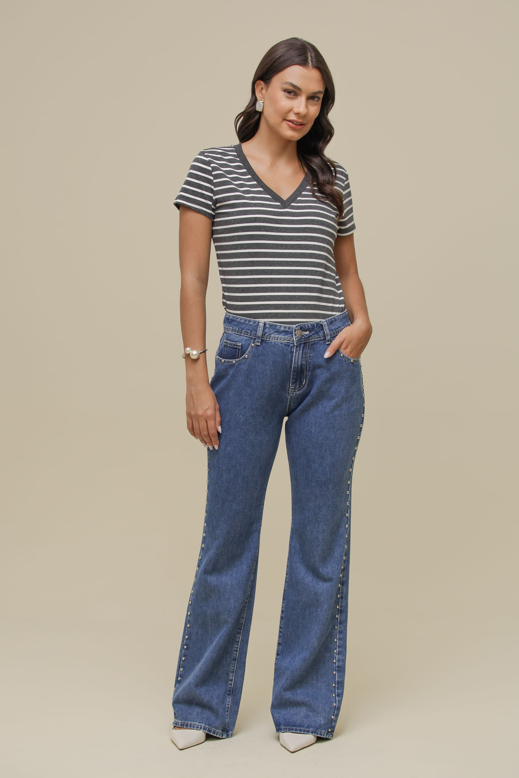 9036464 - Calça Jeans Flare Detalhe em Rebite JEANS