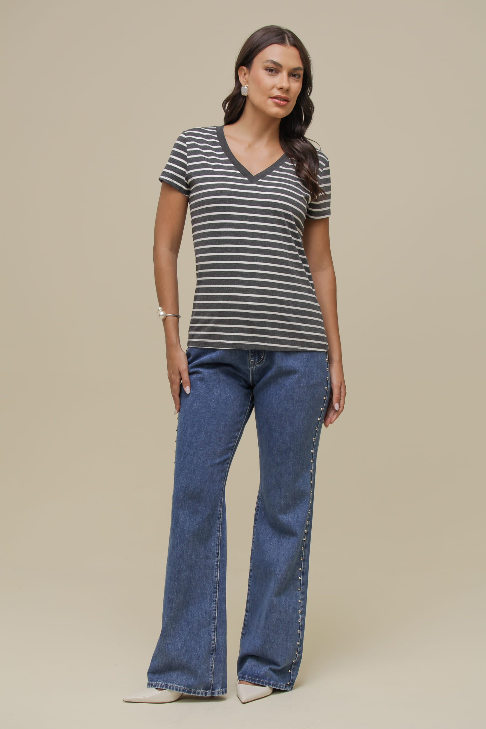 9036464 - Calça Jeans Flare Detalhe em Rebite JEANS