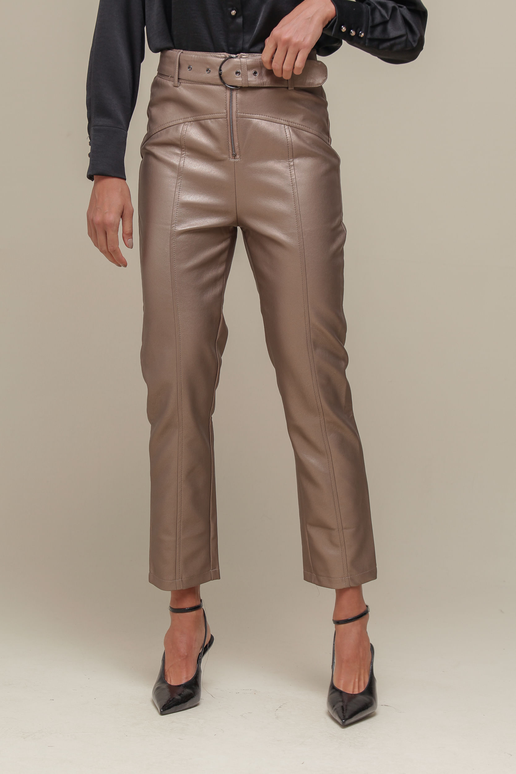 9036526 - Calça PU Reta com Cinto BRONZE 9036526 - Calça PU Reta com Cinto BRONZE