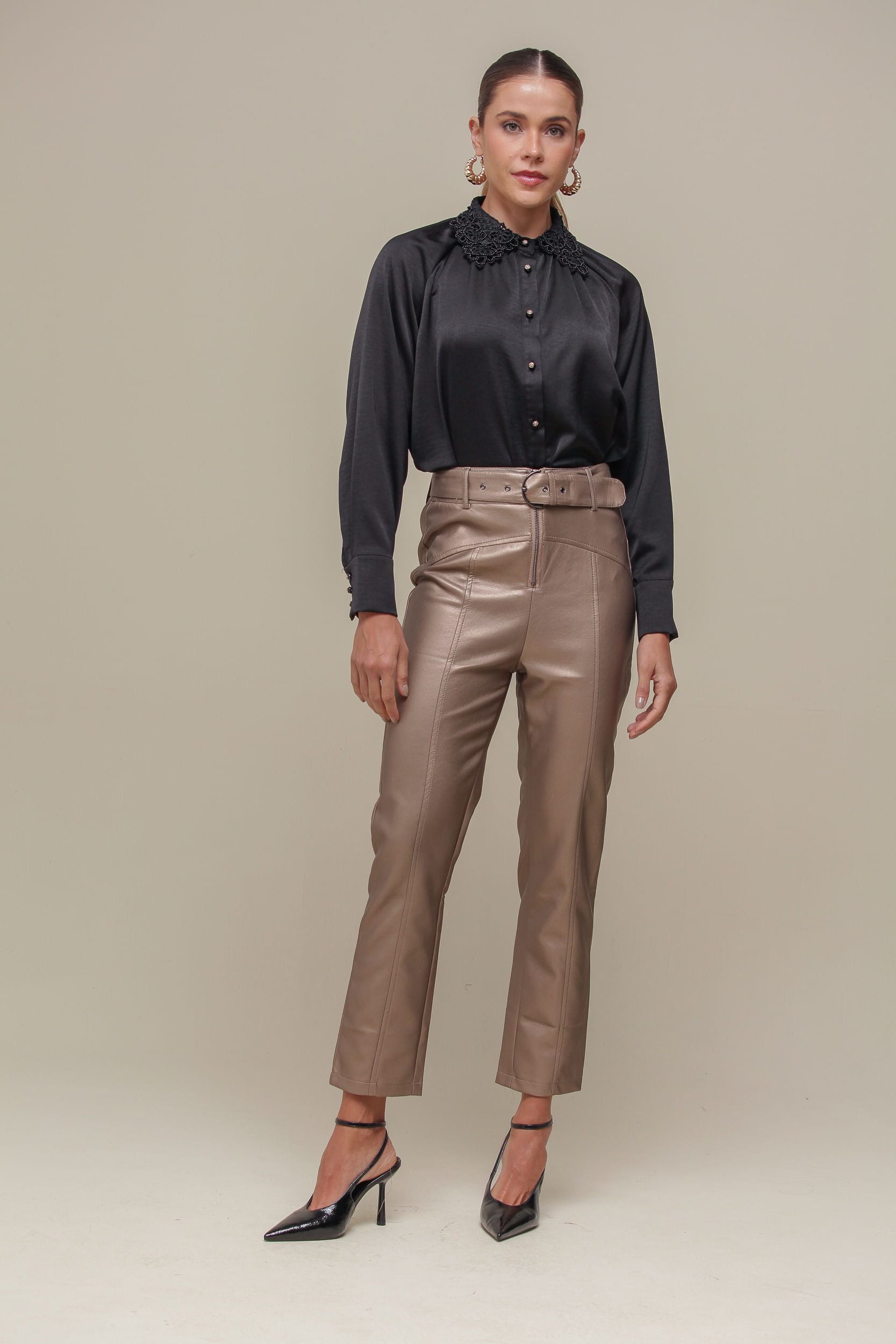 9036526 - Calça PU Reta com Cinto BRONZE 9036526 - Calça PU Reta com Cinto BRONZE